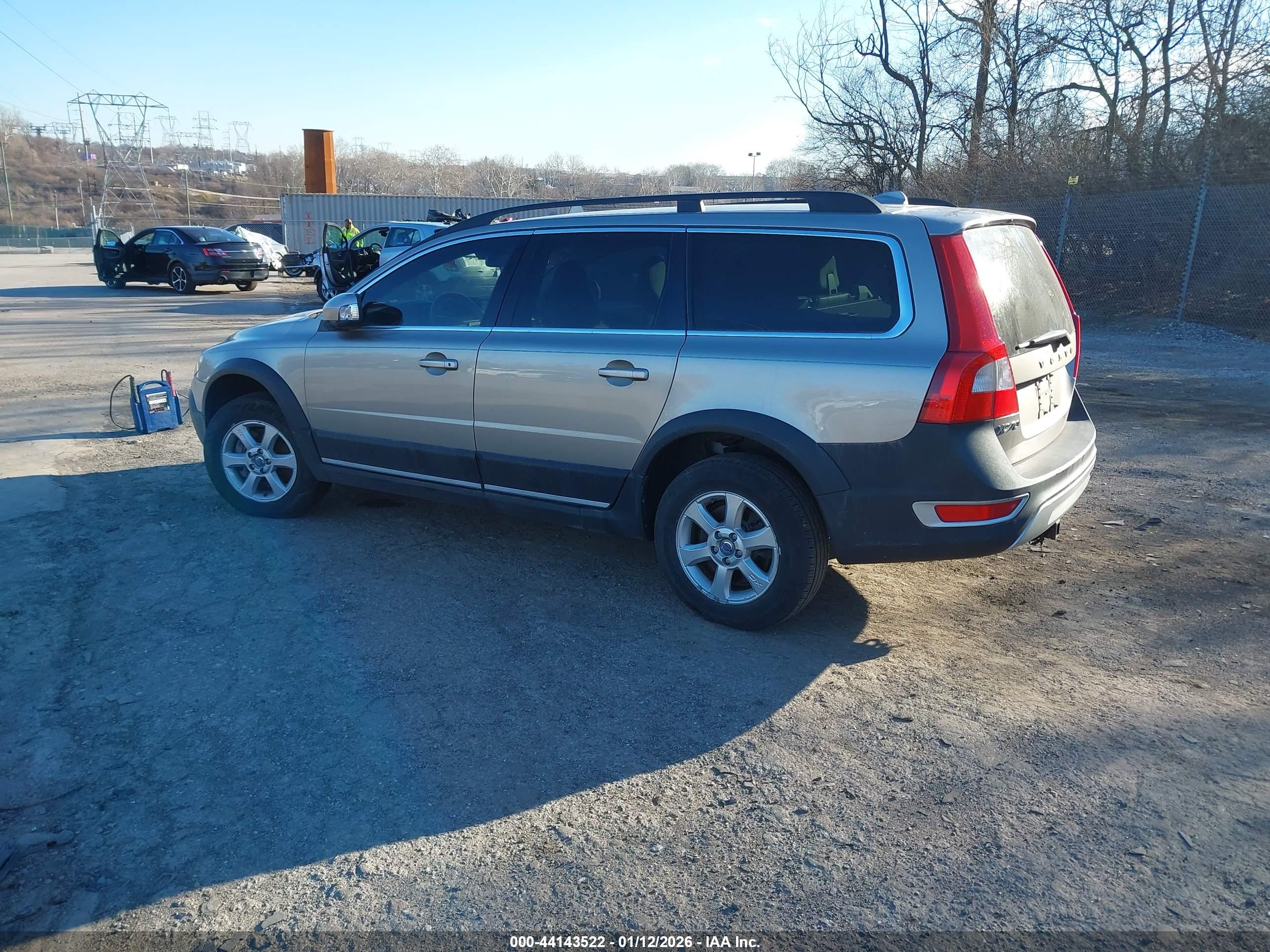 VOLVO XC70 image 3