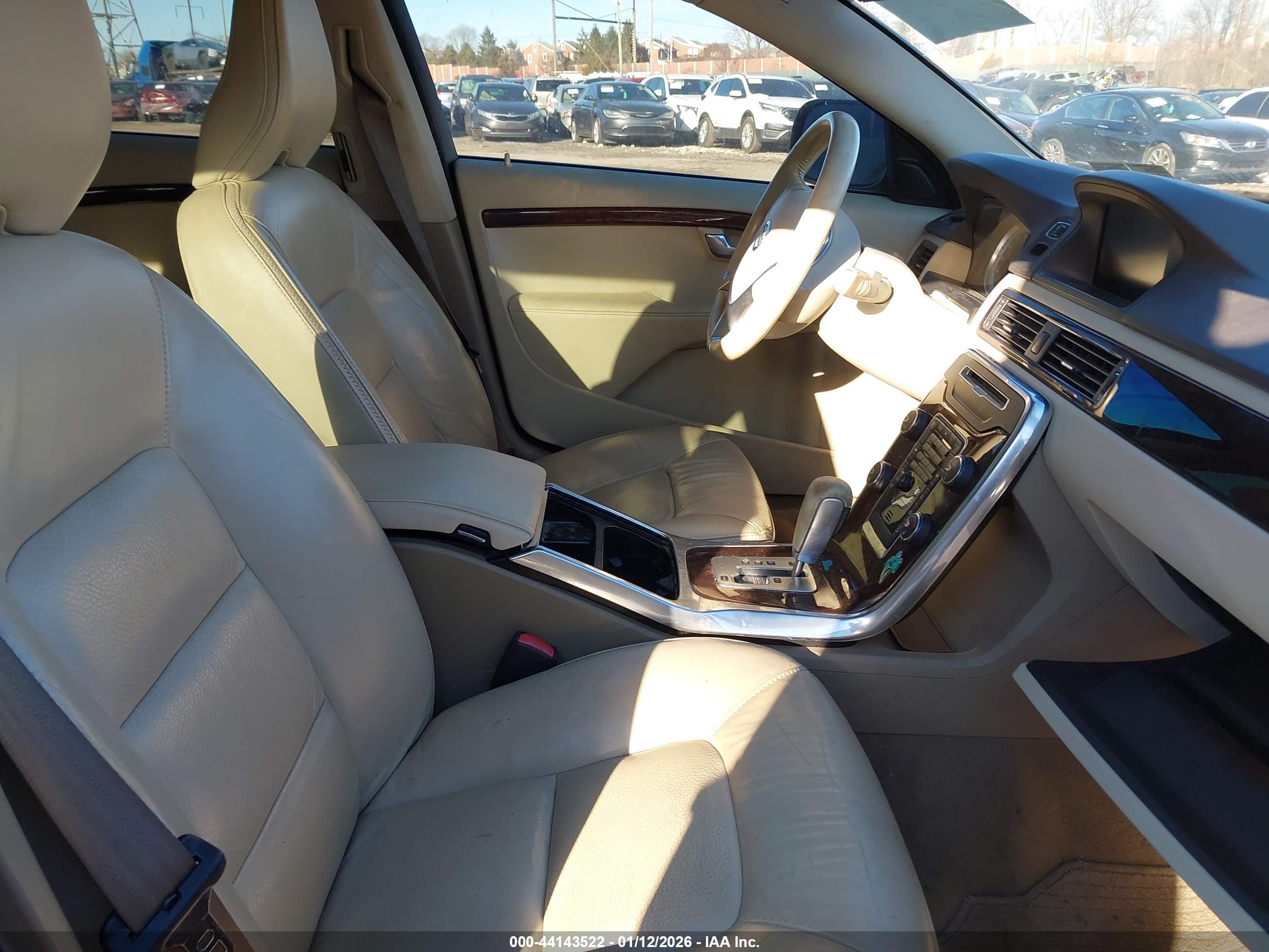VOLVO XC70 image 5