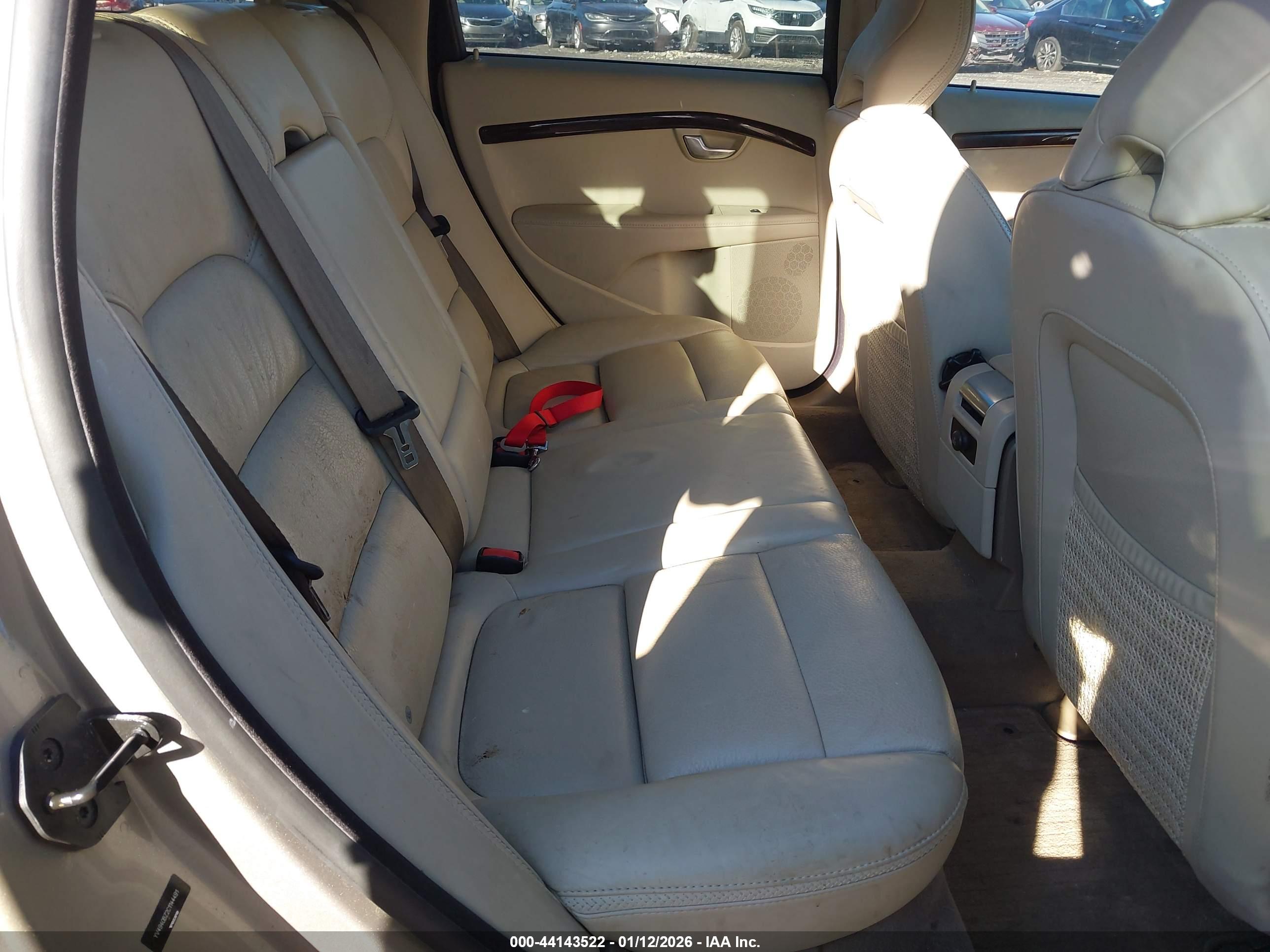VOLVO XC70 image 8
