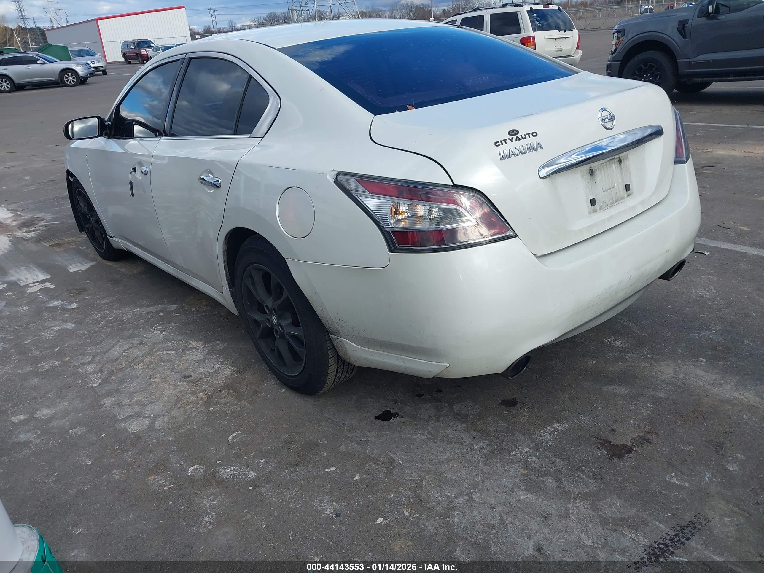 NISSAN MAXIMA image 3
