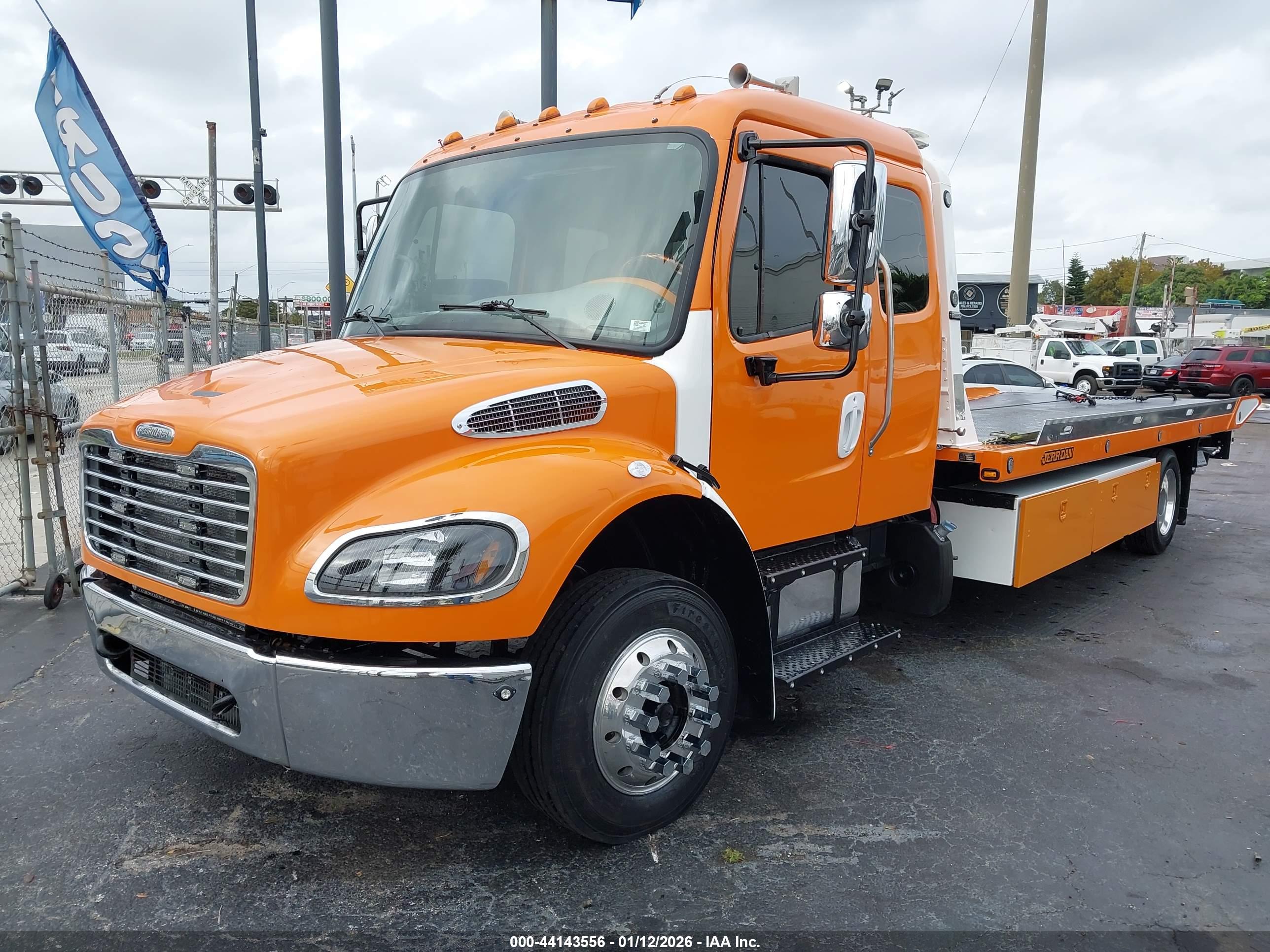 FREIGHTLINER M2 image 2