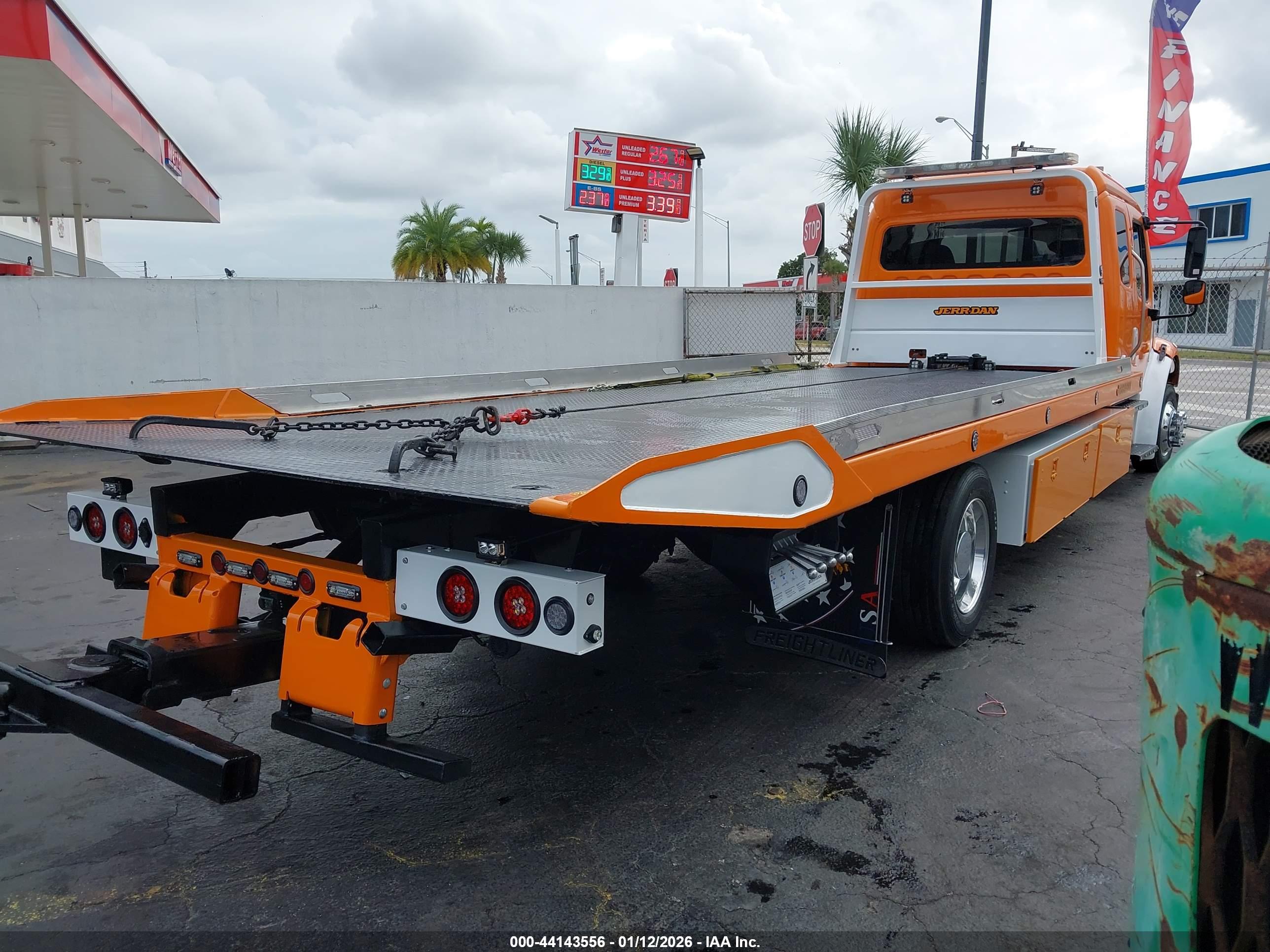 FREIGHTLINER M2 image 4