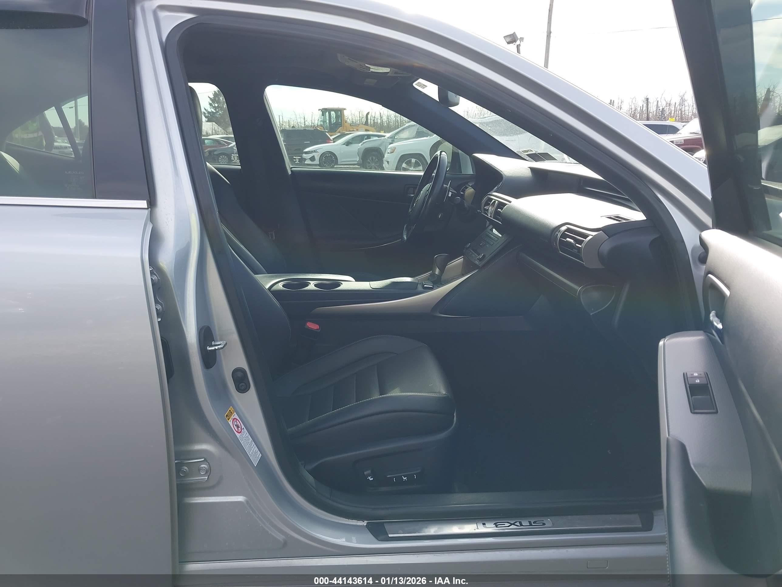 LEXUS IS image 5