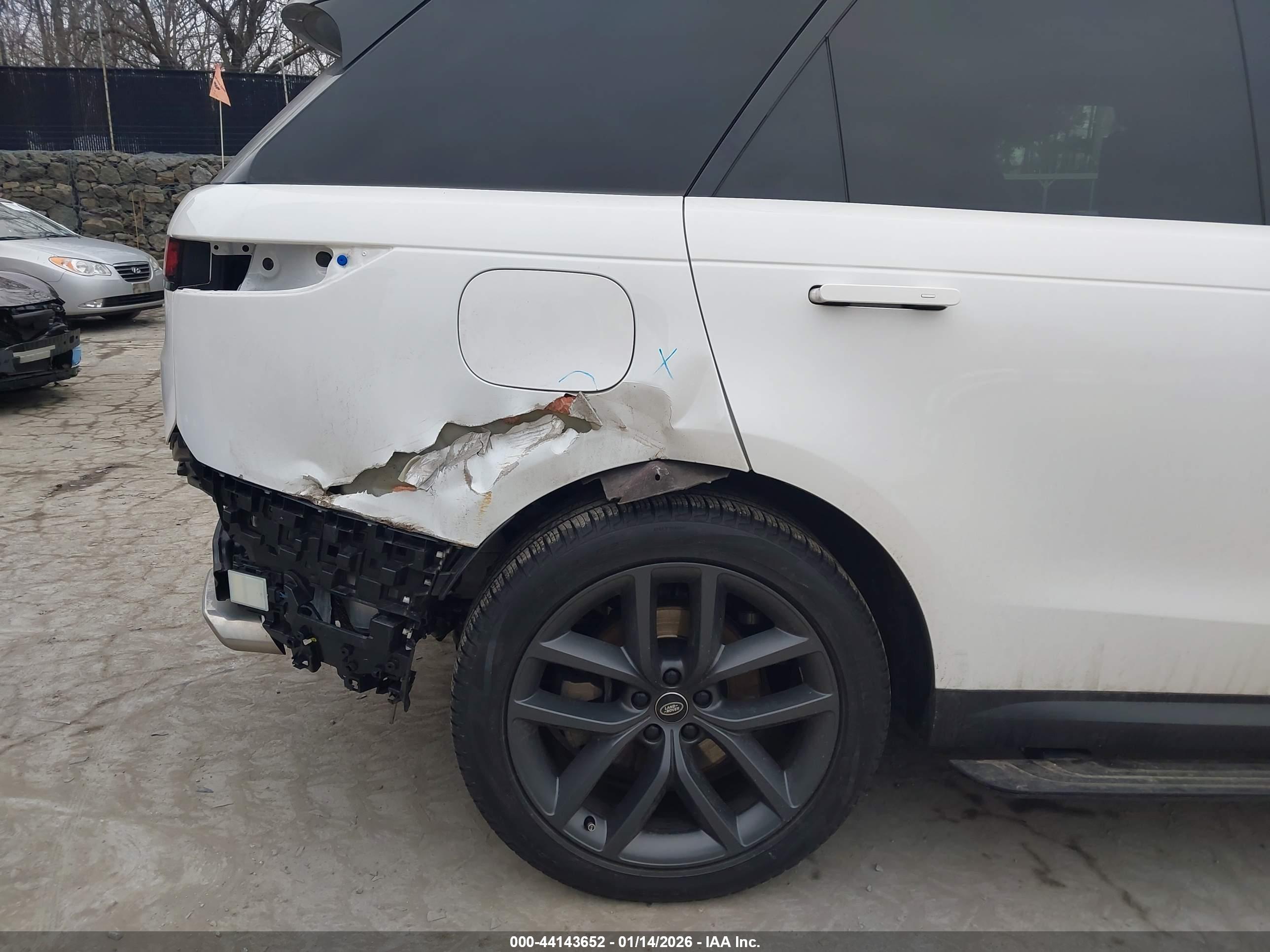 LAND ROVER image 6
