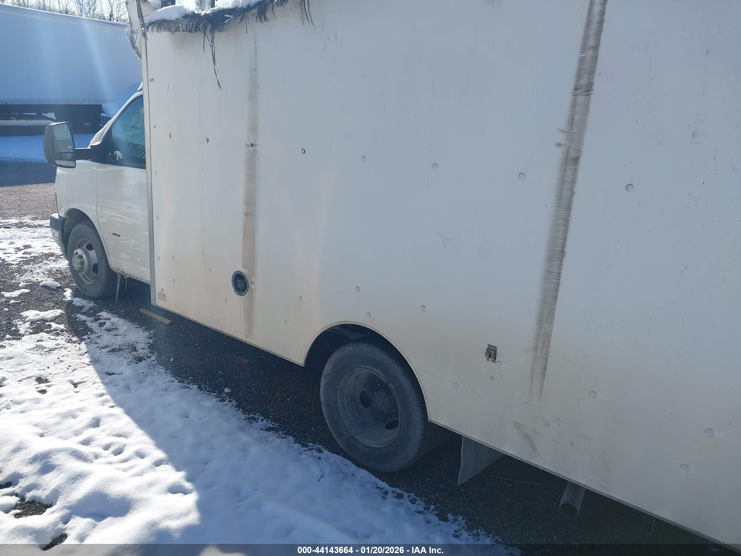 CHEVROLET EXPRESS image 3