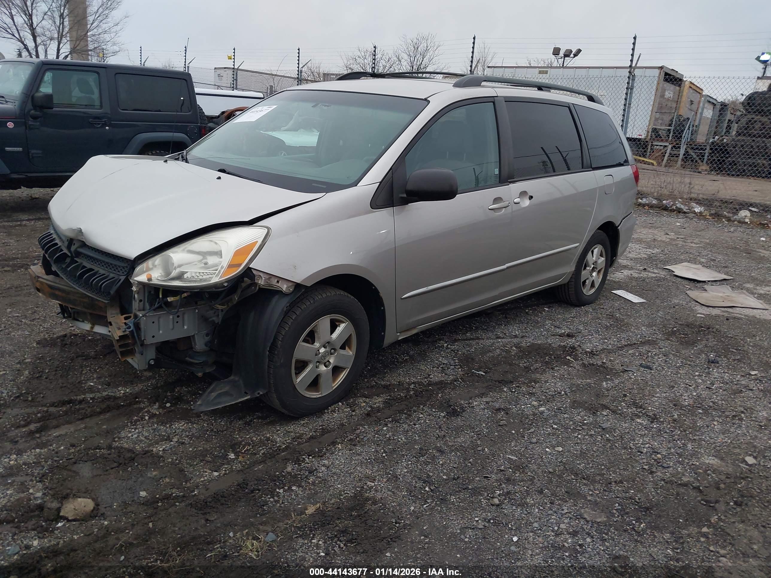 TOYOTA SIENNA image 2