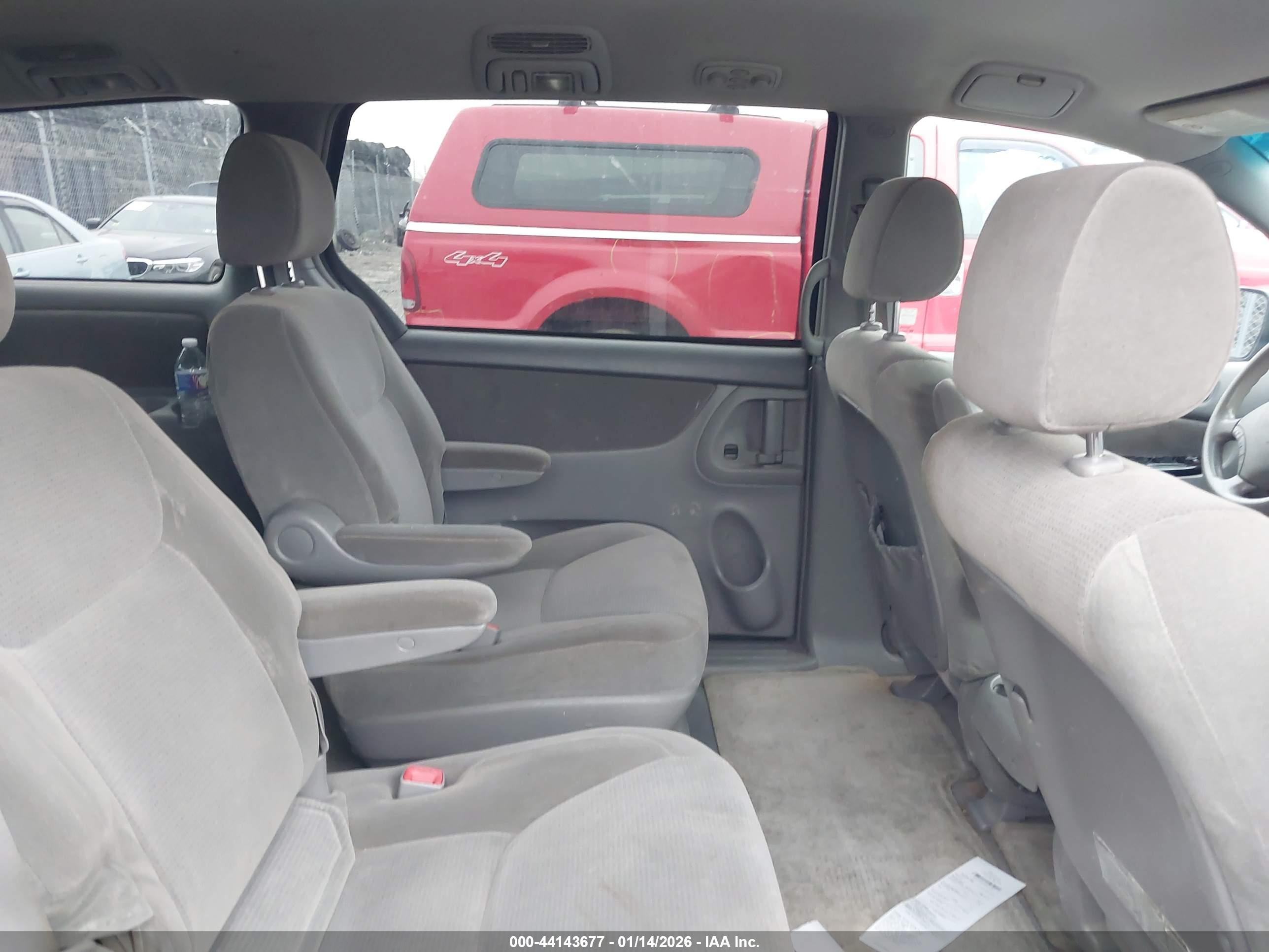 TOYOTA SIENNA image 8