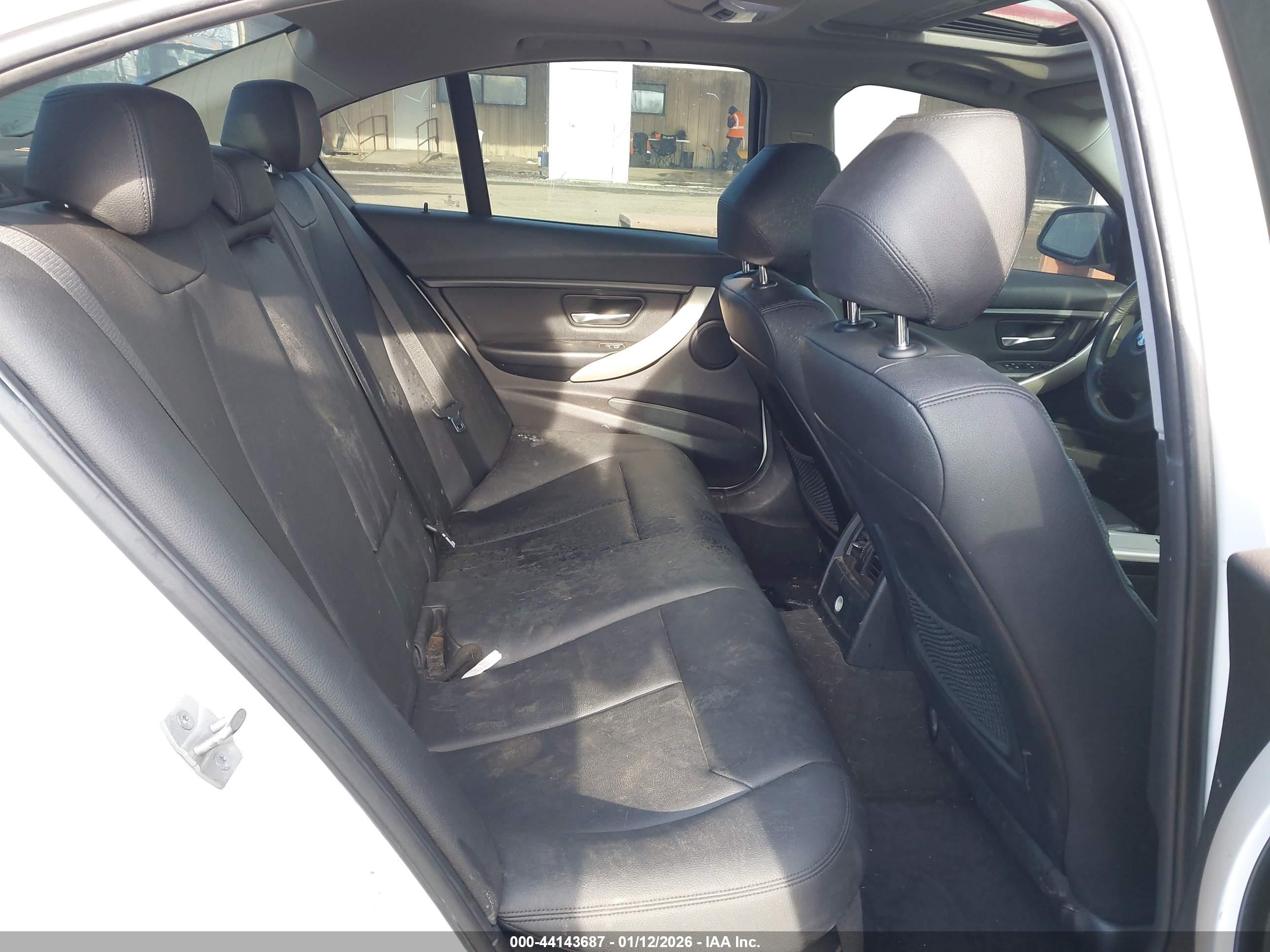 BMW 320I image 8