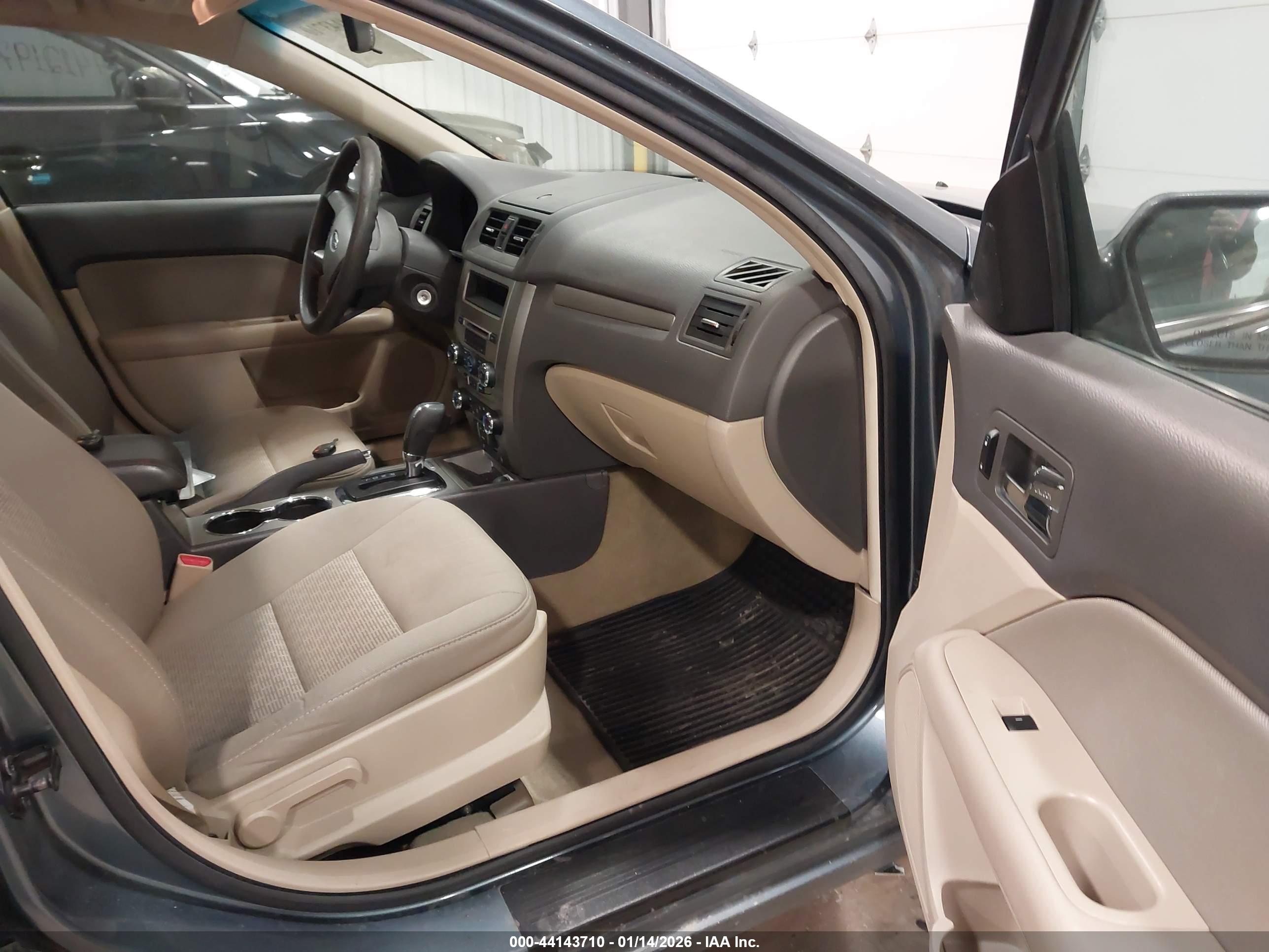 FORD FUSION image 5