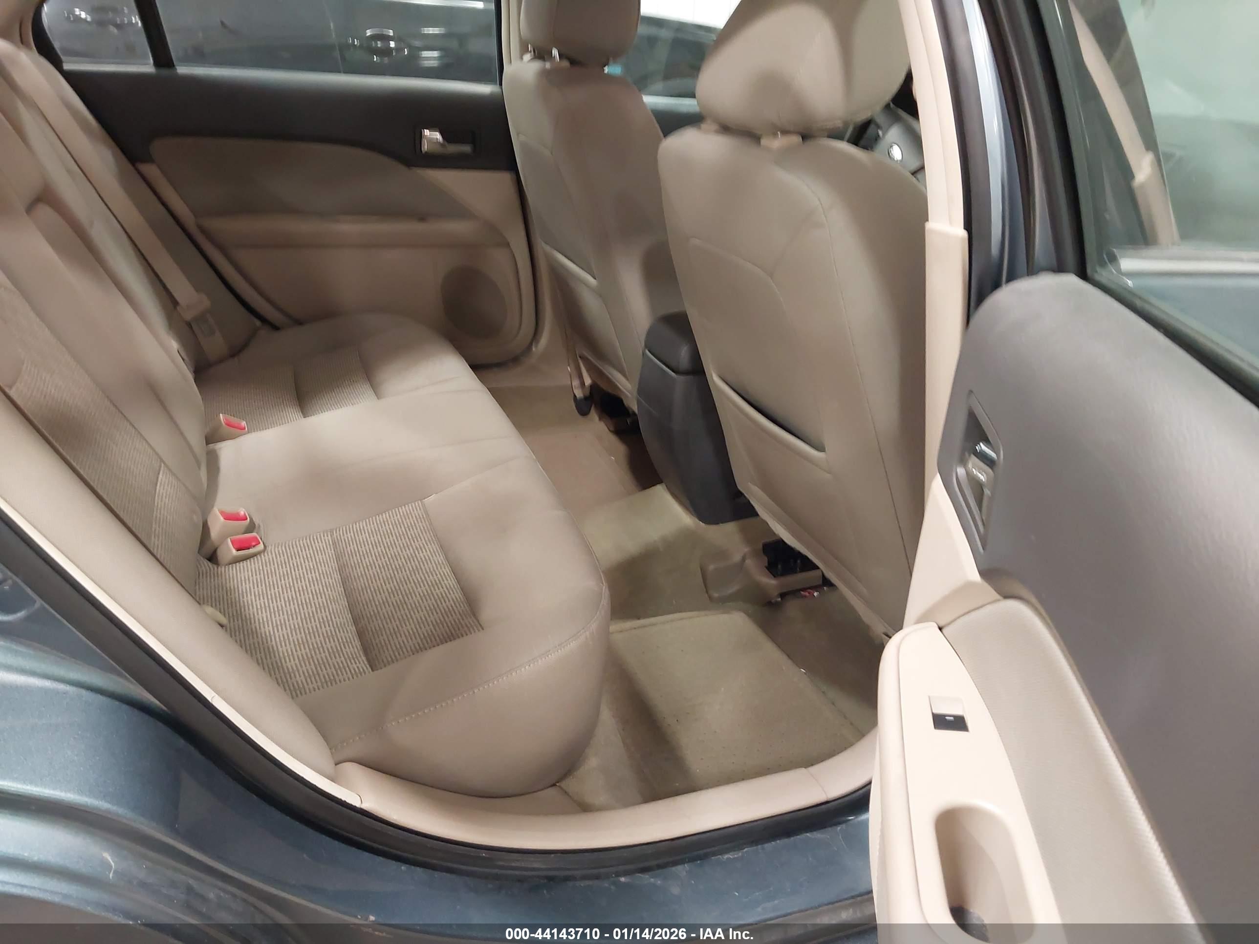 FORD FUSION image 8