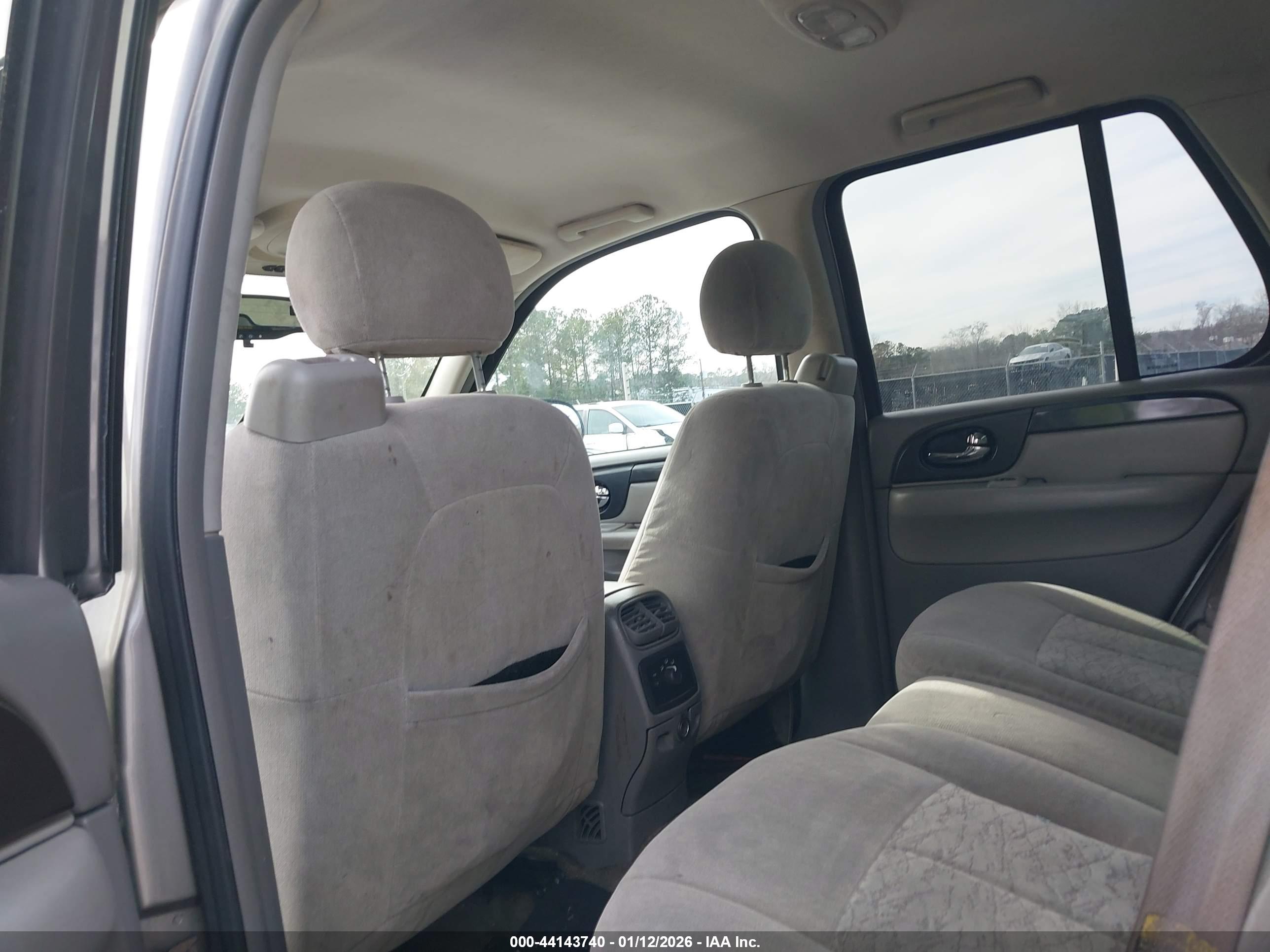 GMC ENVOY image 8