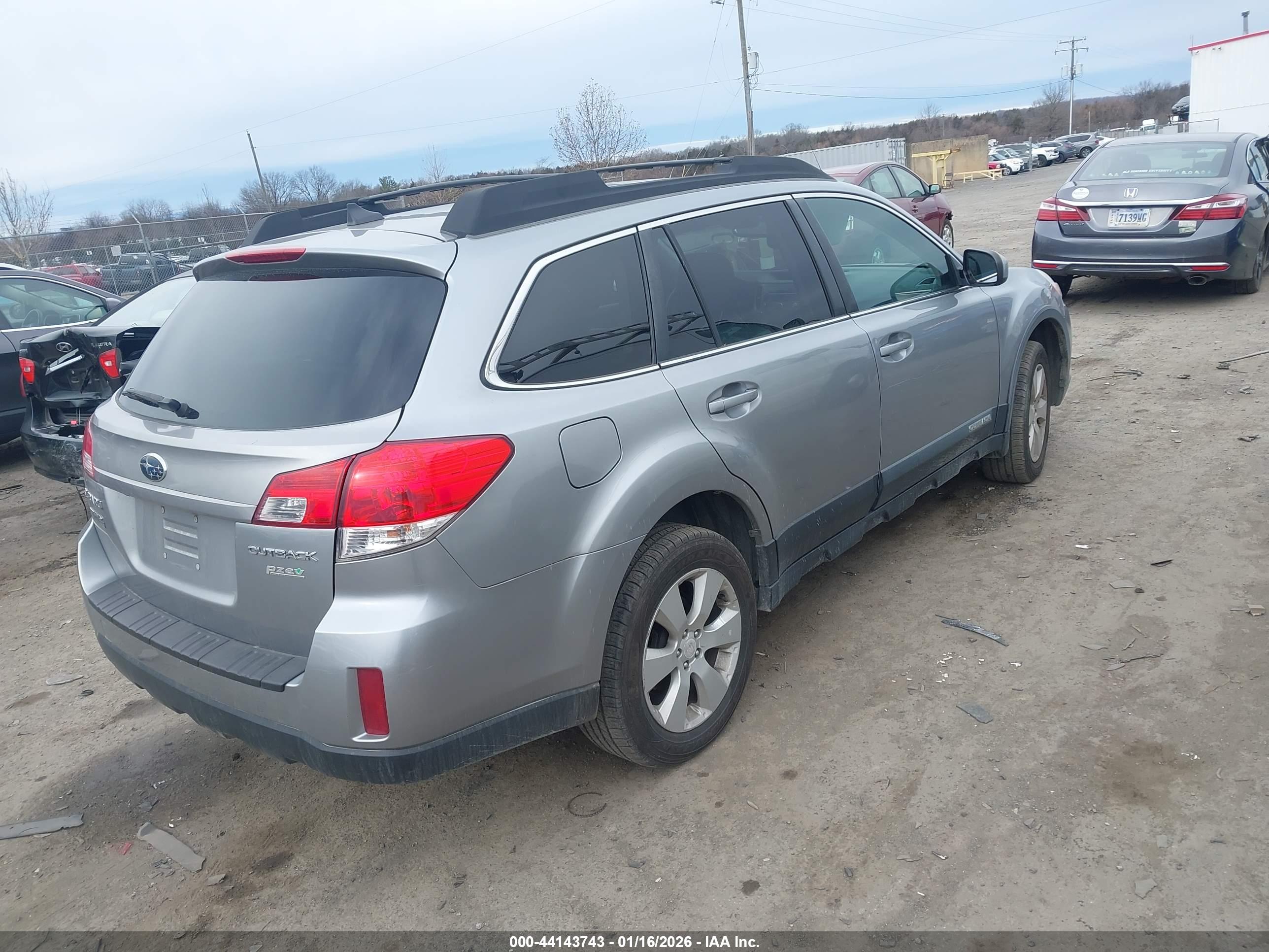 SUBARU OUTBACK image 4