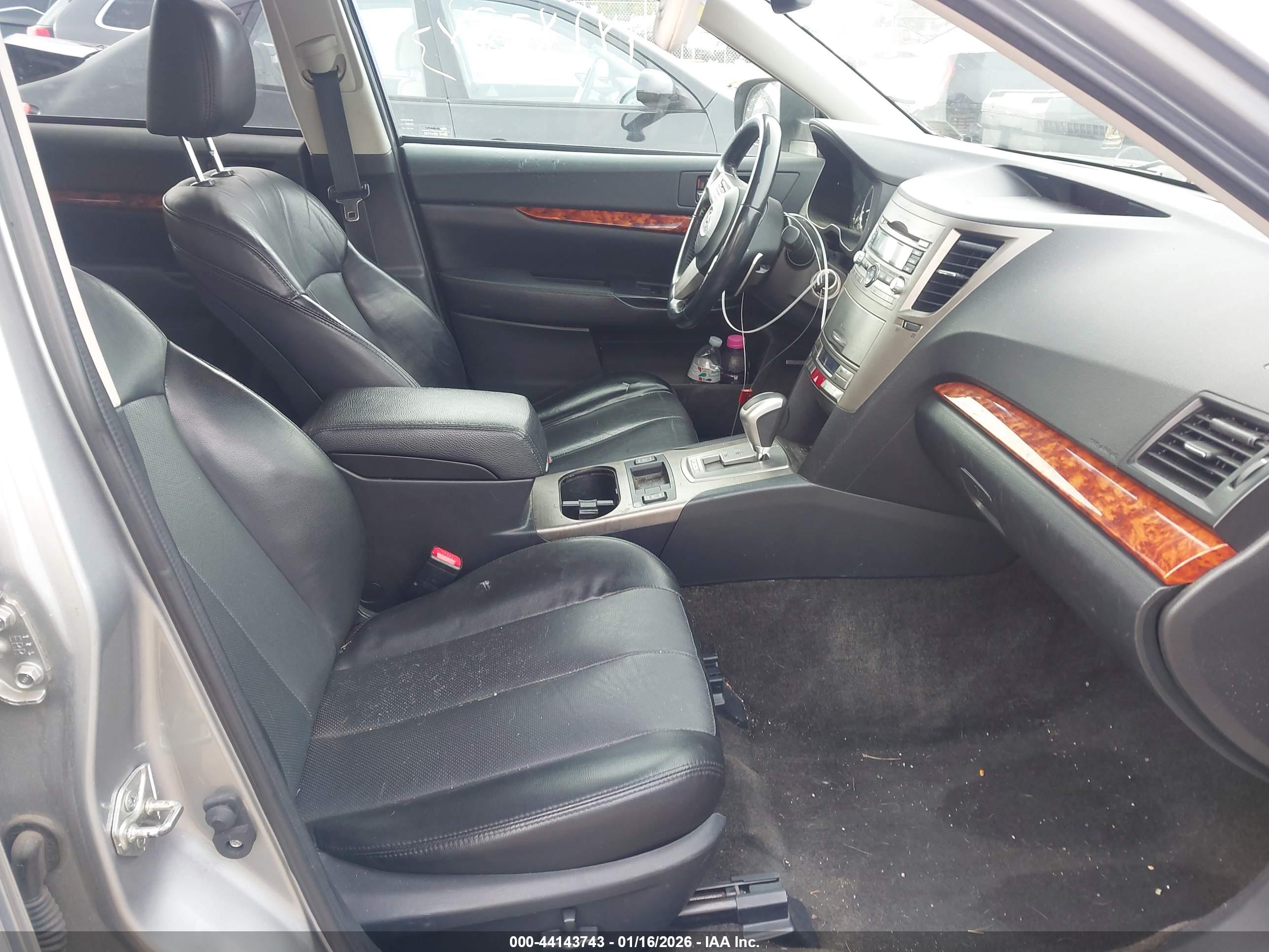 SUBARU OUTBACK image 5