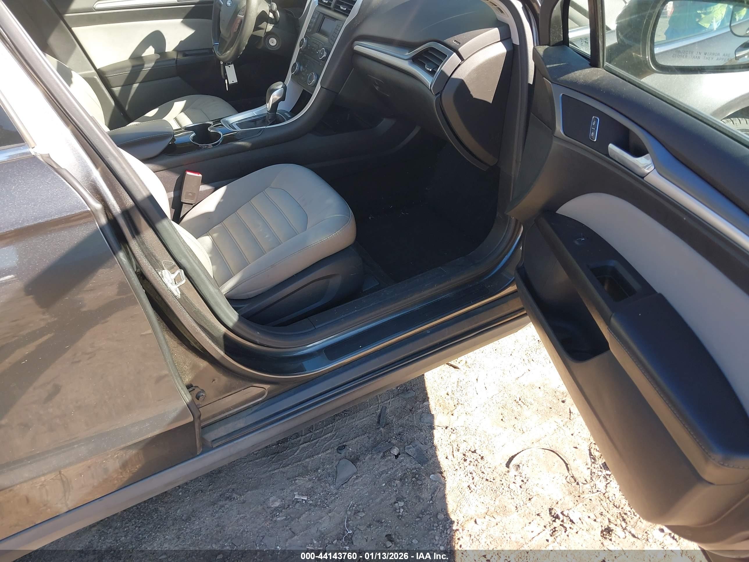FORD FUSION image 5