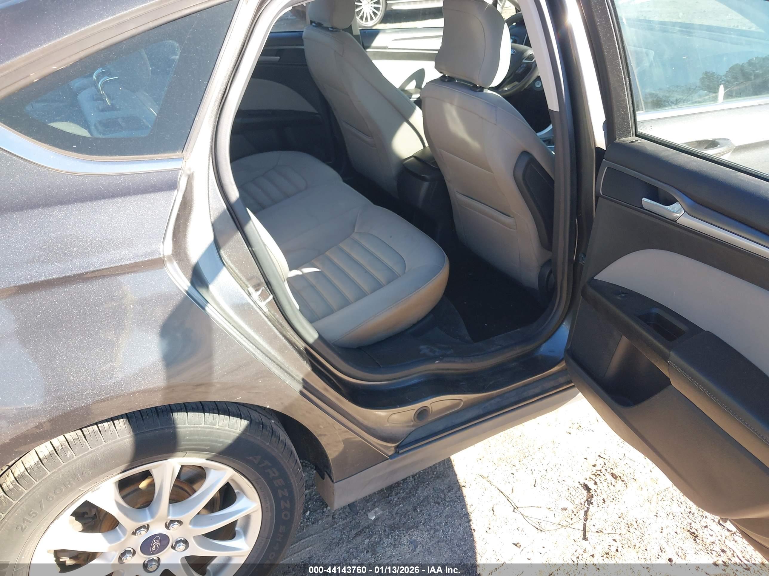 FORD FUSION image 8