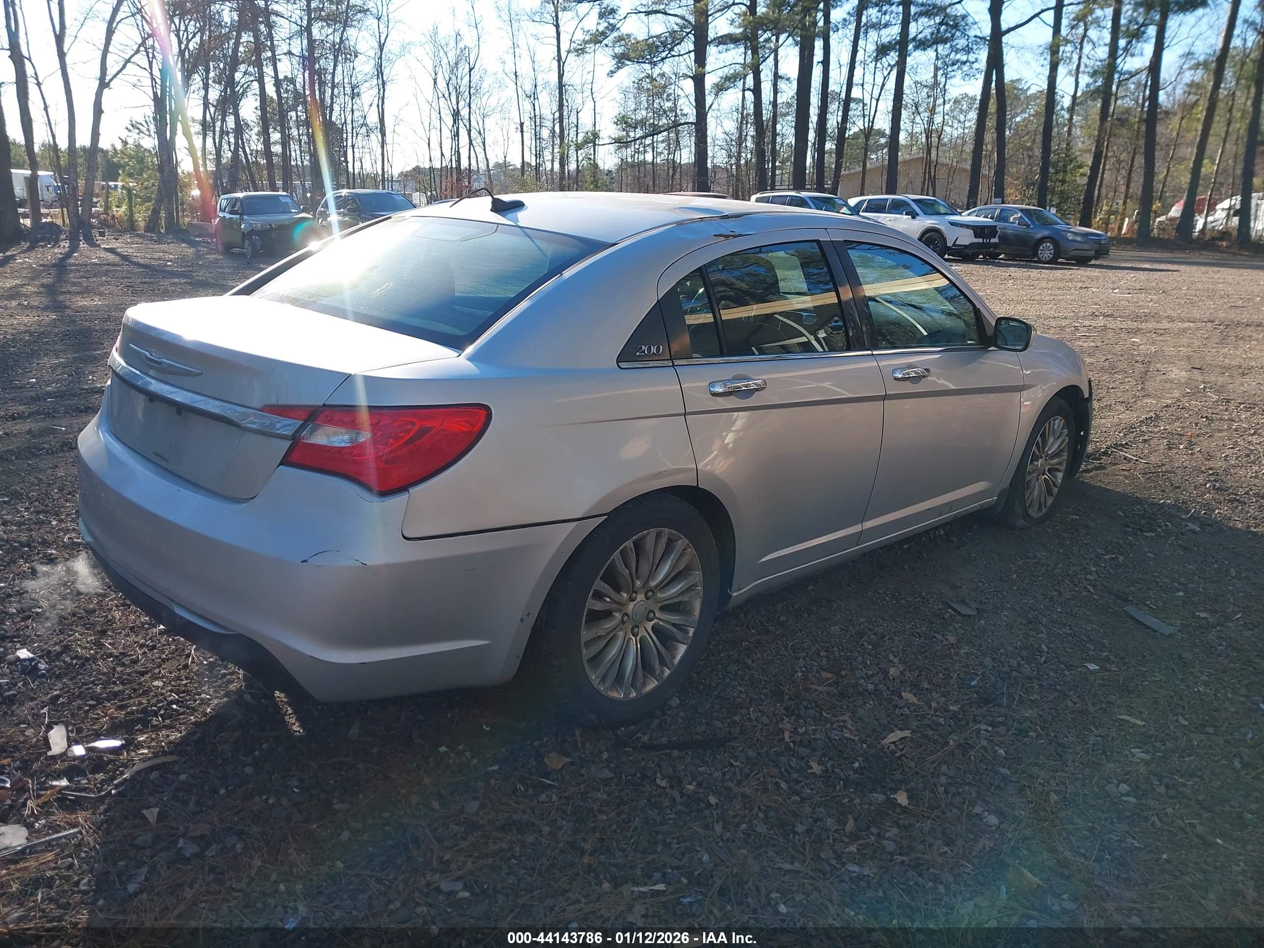 CHRYSLER 200 image 4