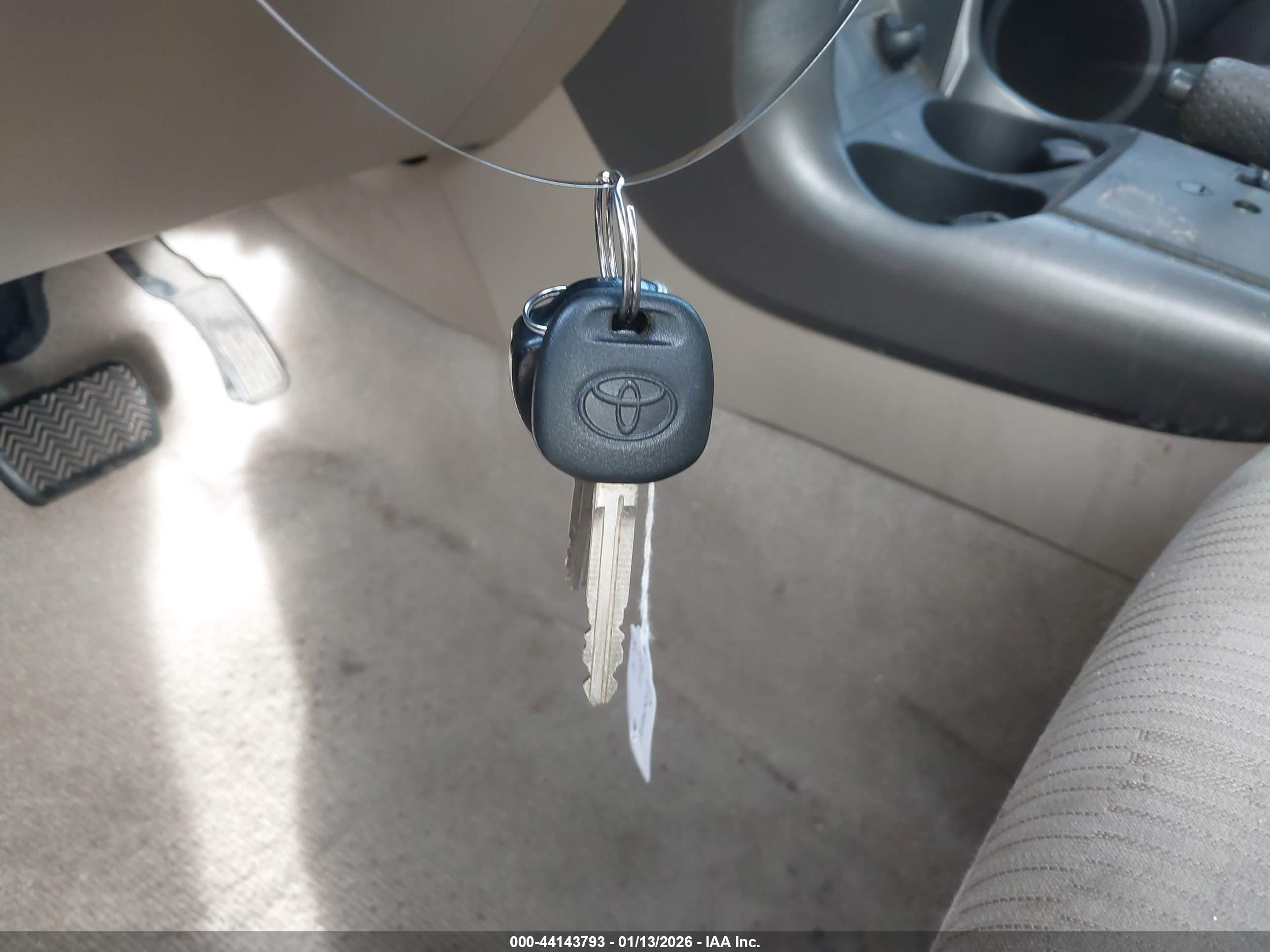TOYOTA RAV4 image 11