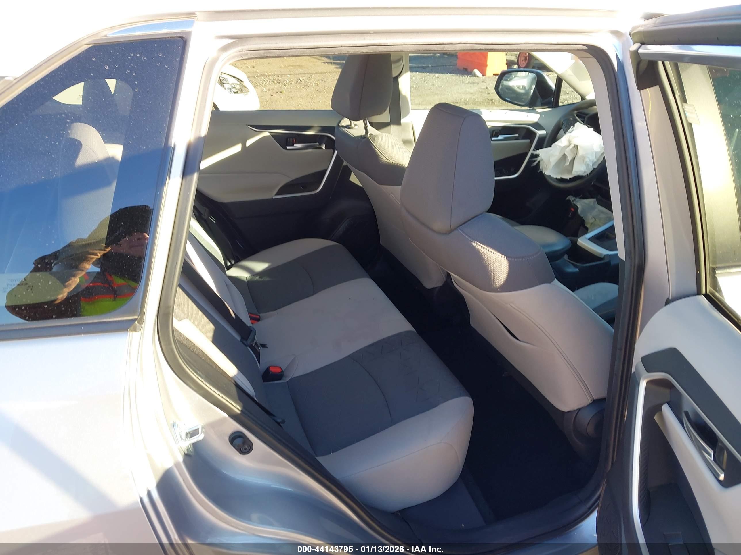 TOYOTA RAV4 image 8