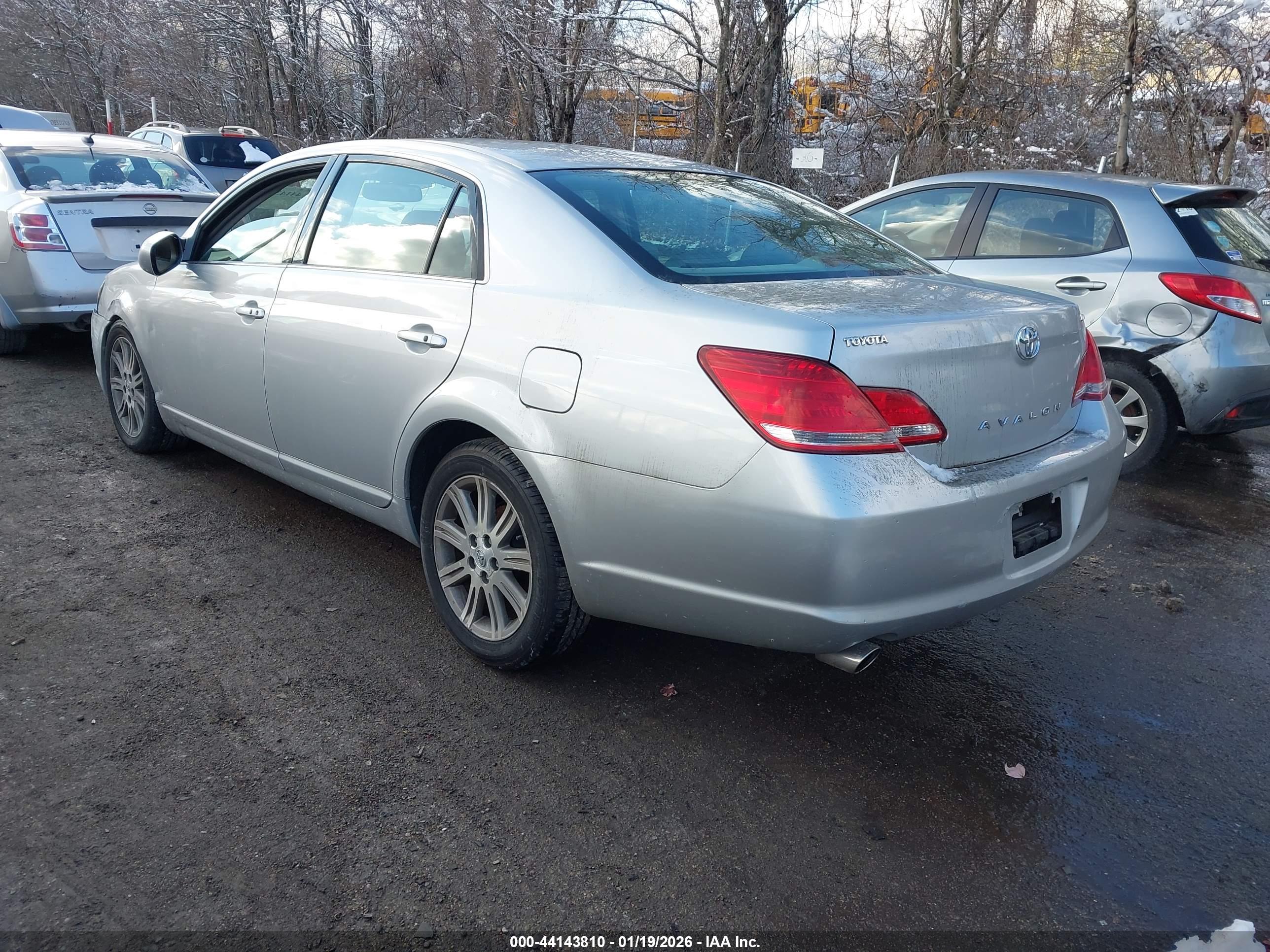 TOYOTA AVALON image 3