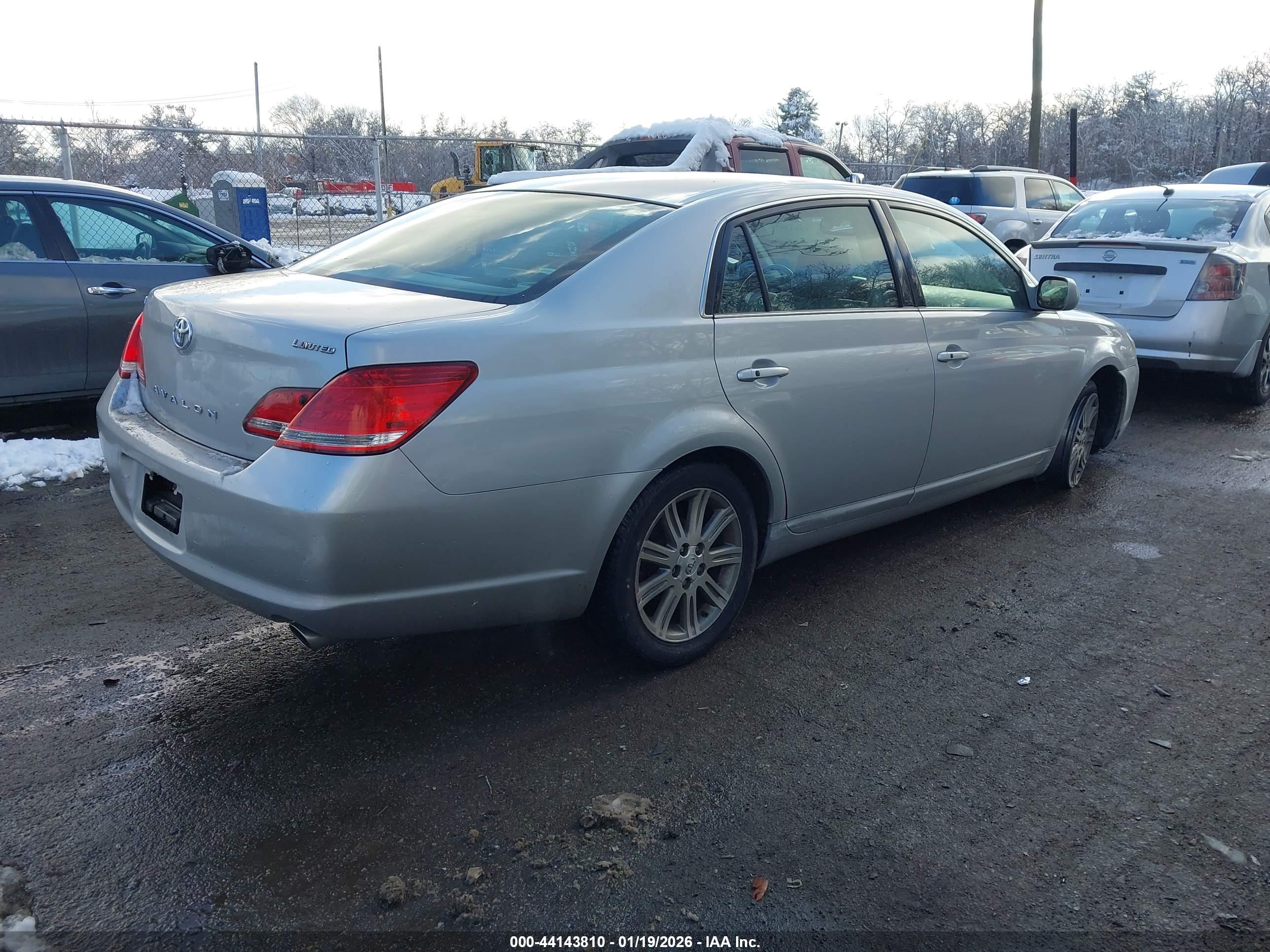 TOYOTA AVALON image 4