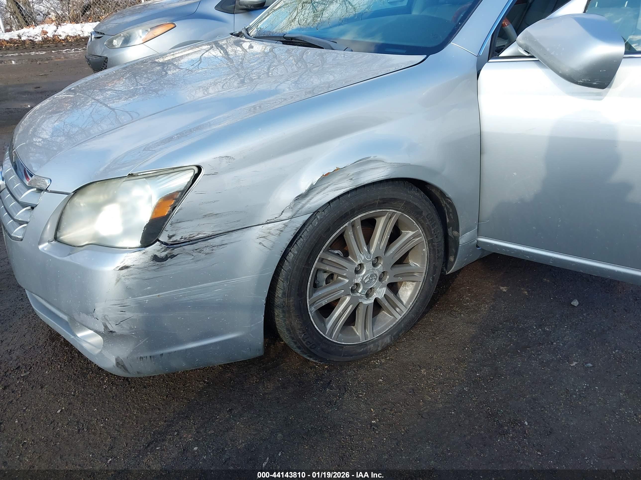 TOYOTA AVALON image 6