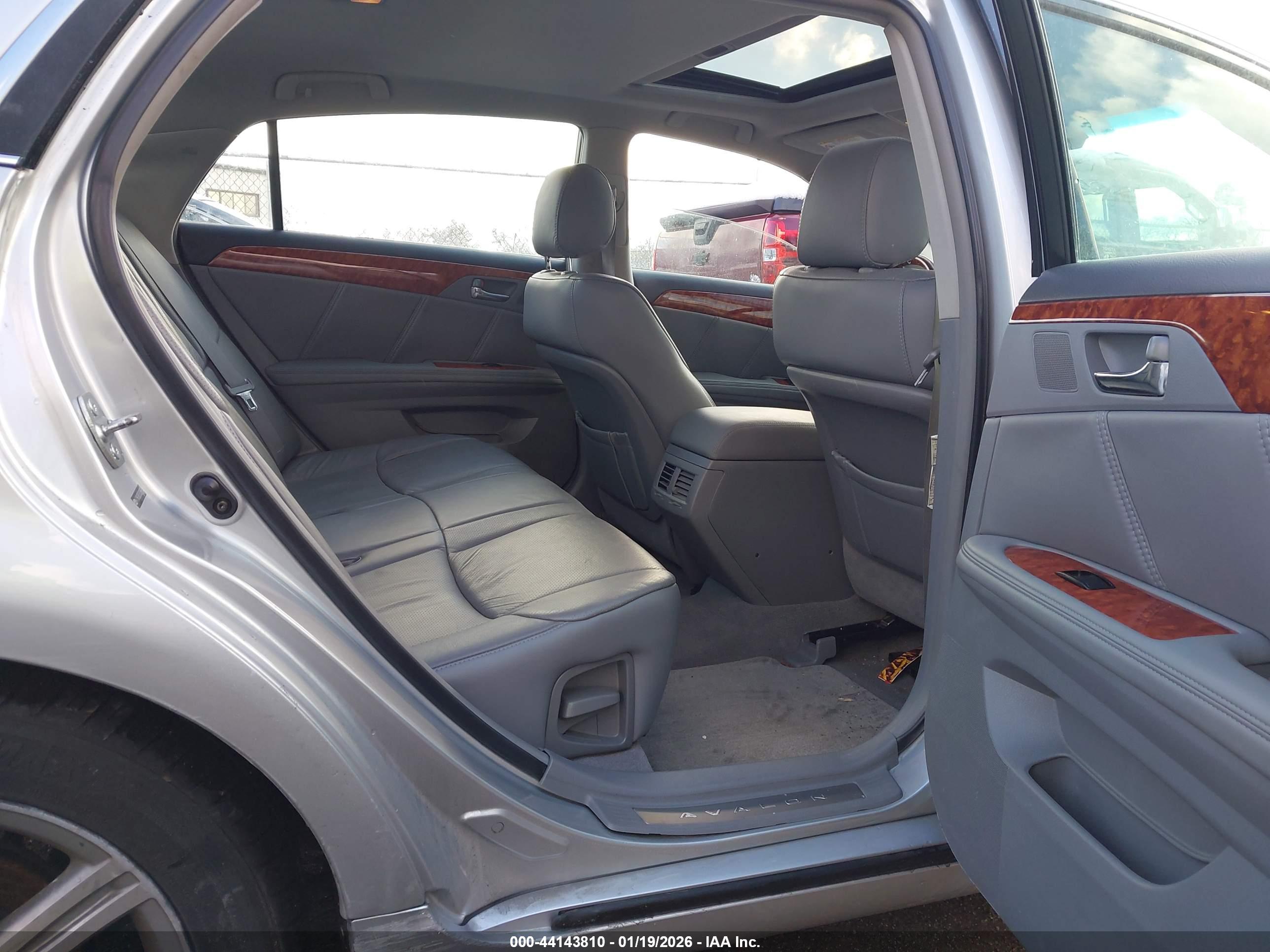 TOYOTA AVALON image 8