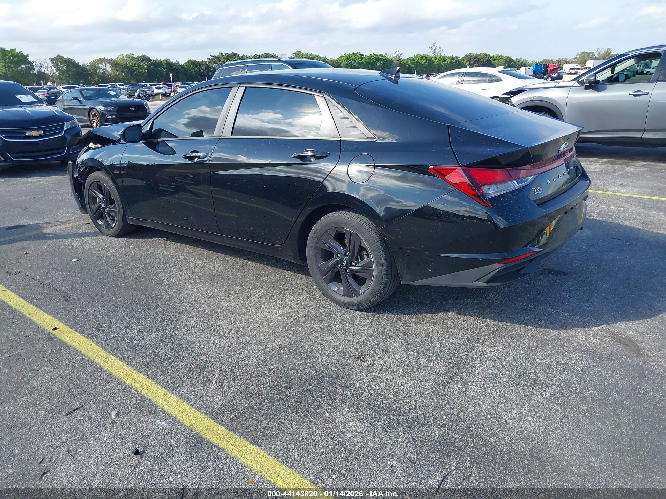HYUNDAI ELANTRA image 3