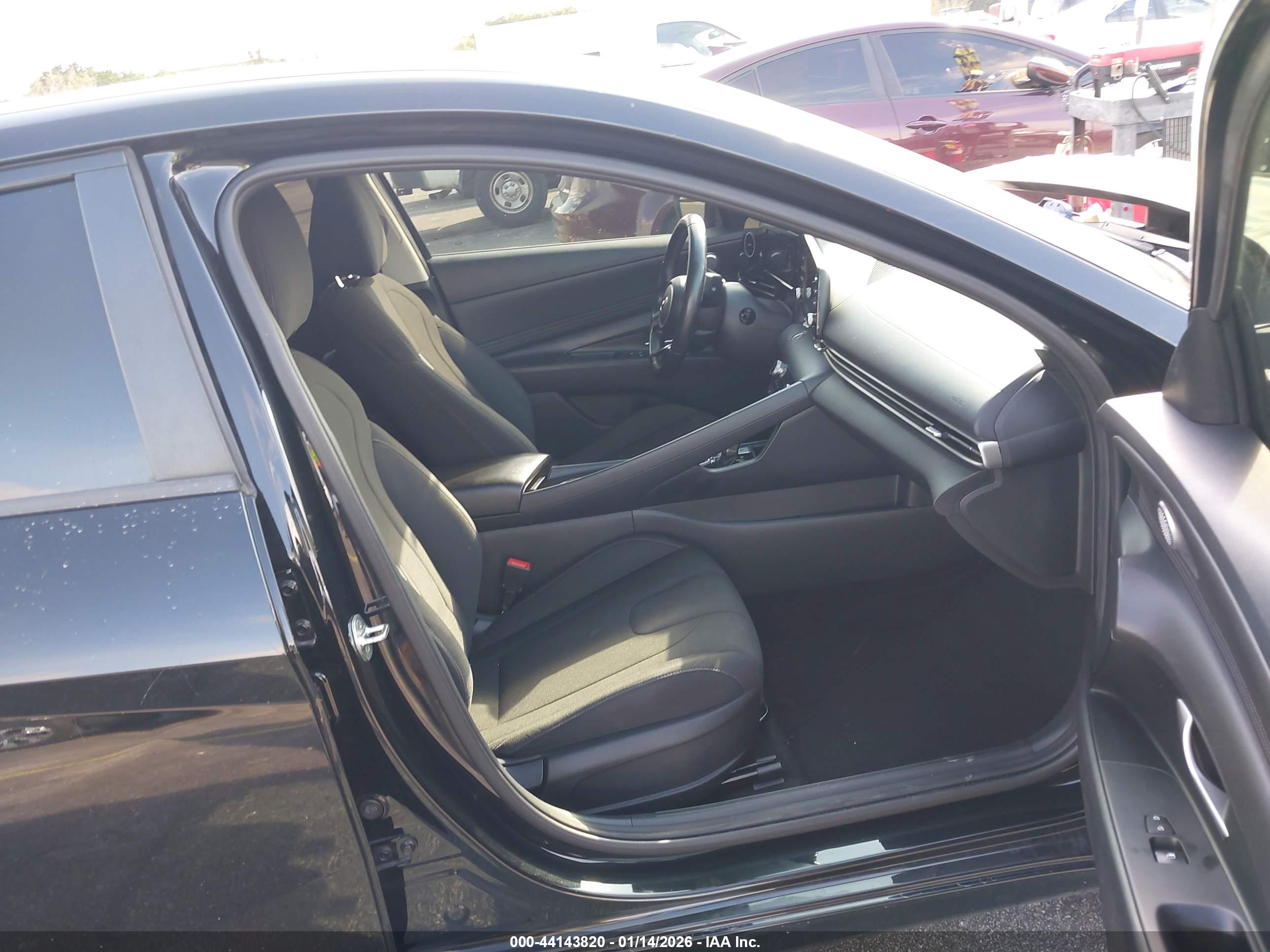 HYUNDAI ELANTRA image 5