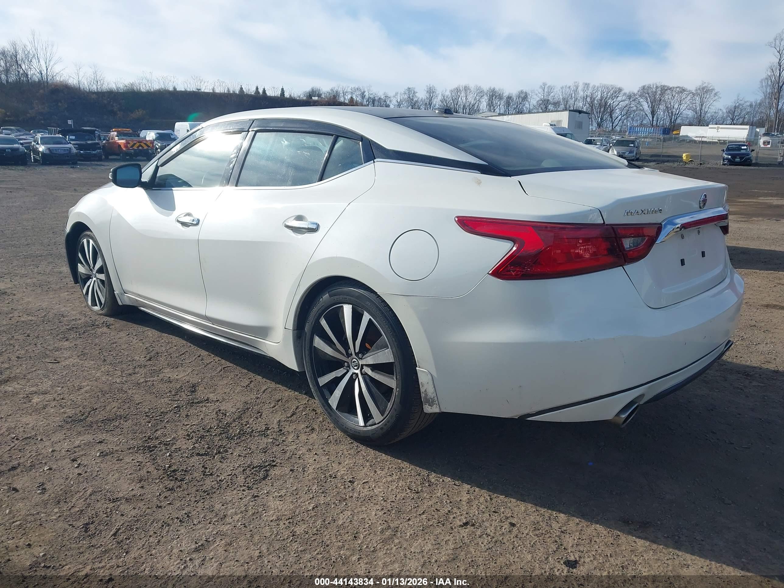 NISSAN MAXIMA image 3