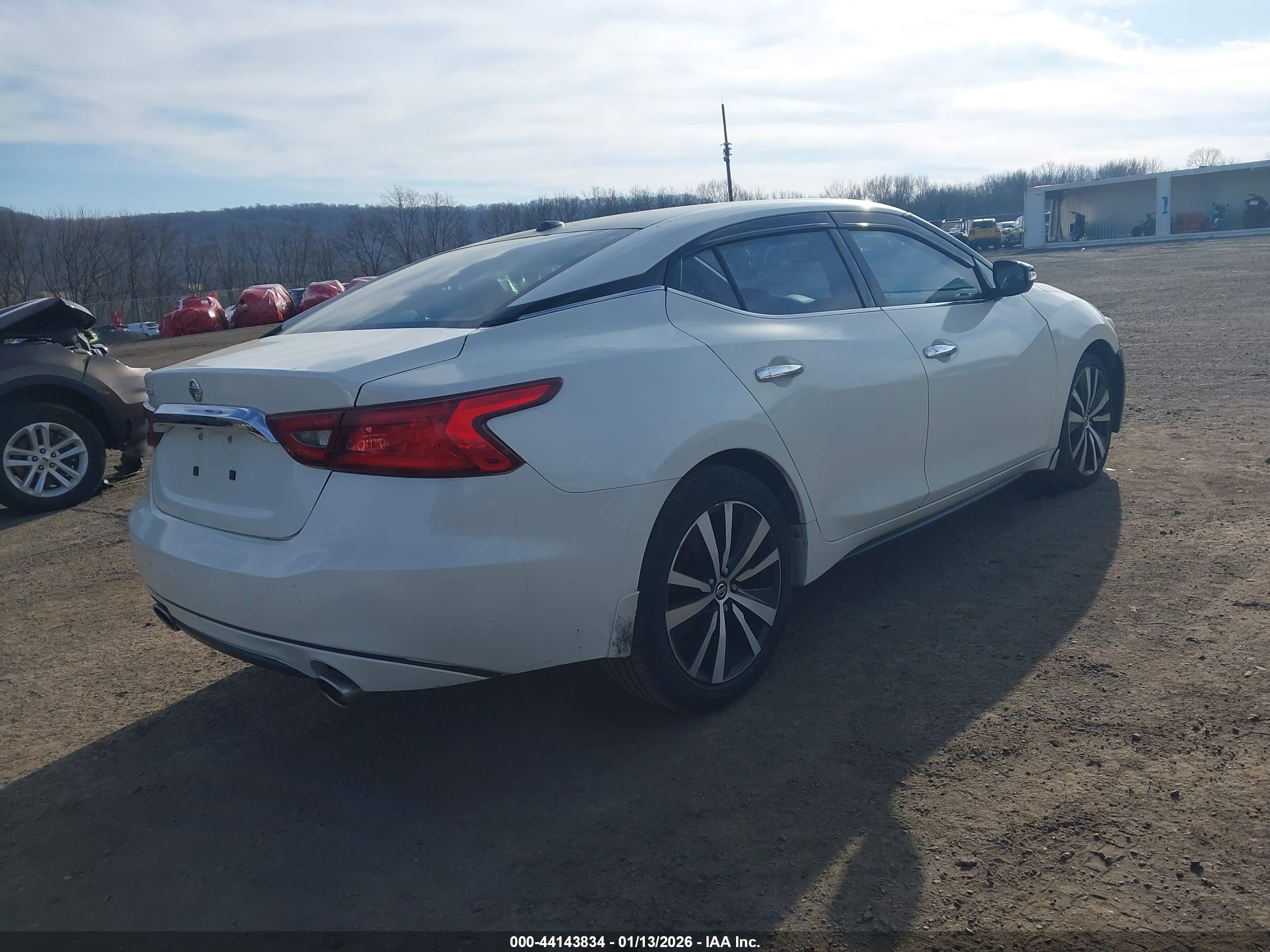 NISSAN MAXIMA image 4
