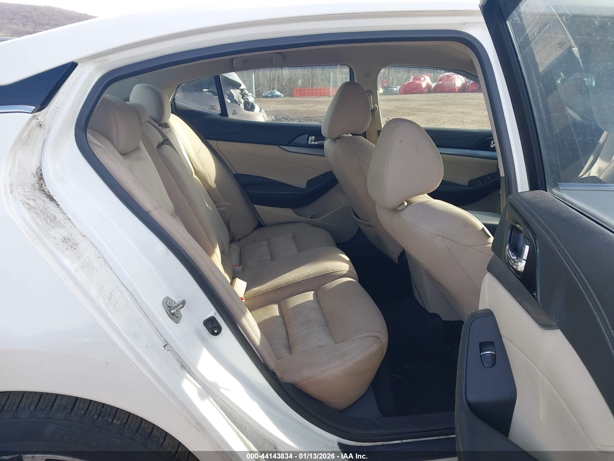 NISSAN MAXIMA image 8