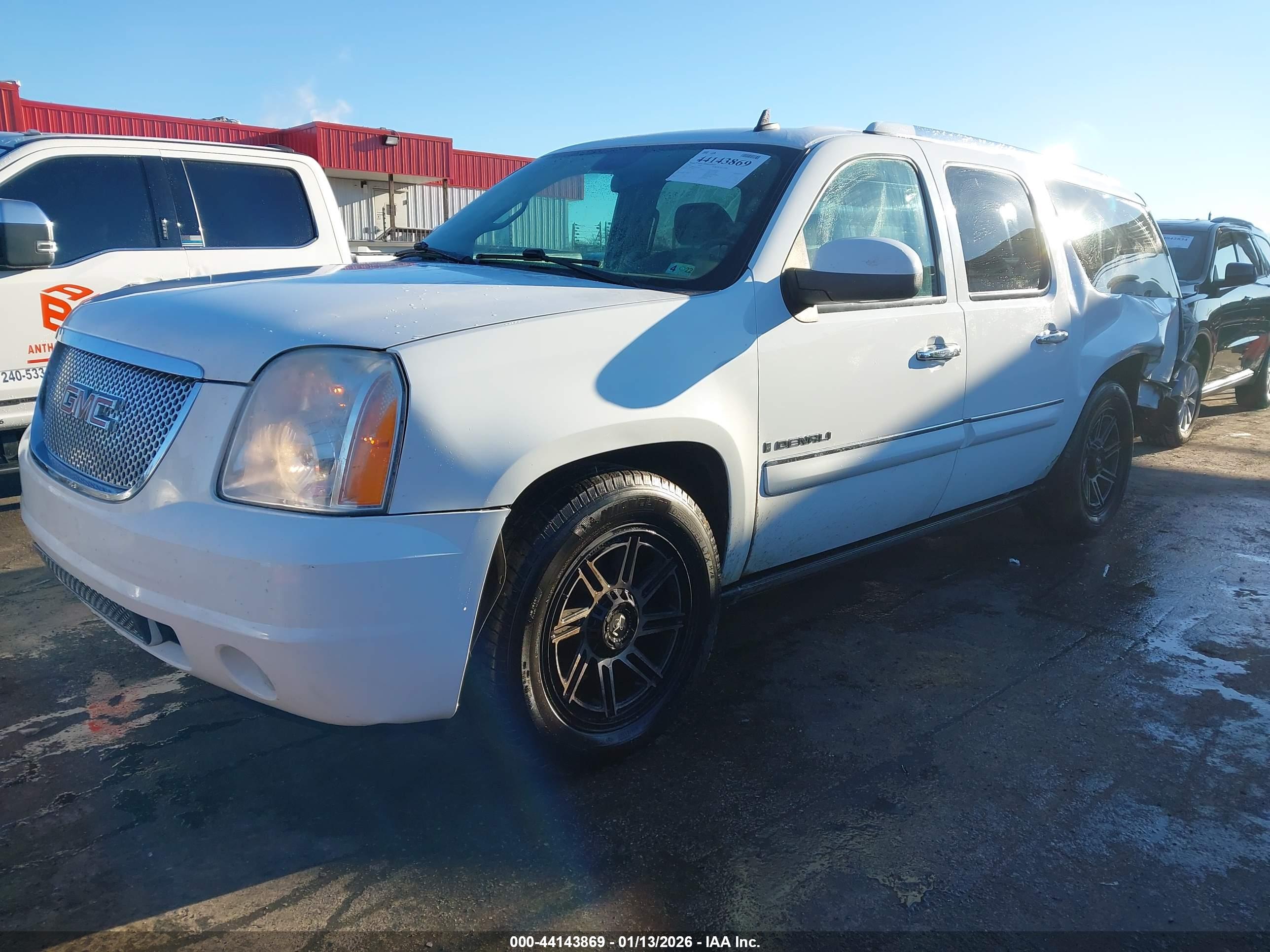 GMC YUKON image 2