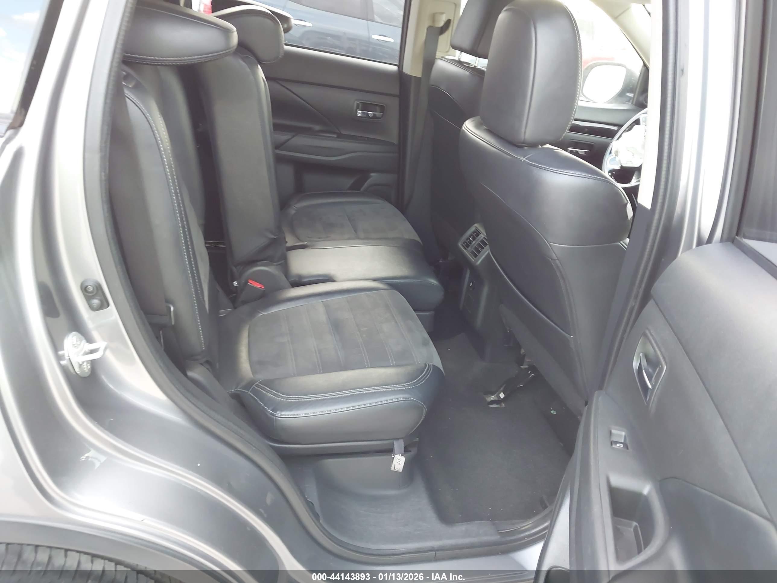 MITSUBISHI OUTLANDER image 8