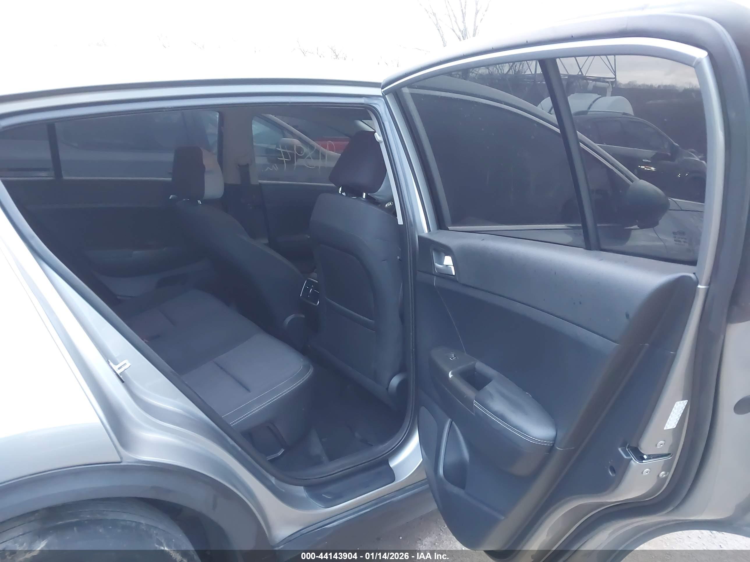KIA SPORTAGE image 8