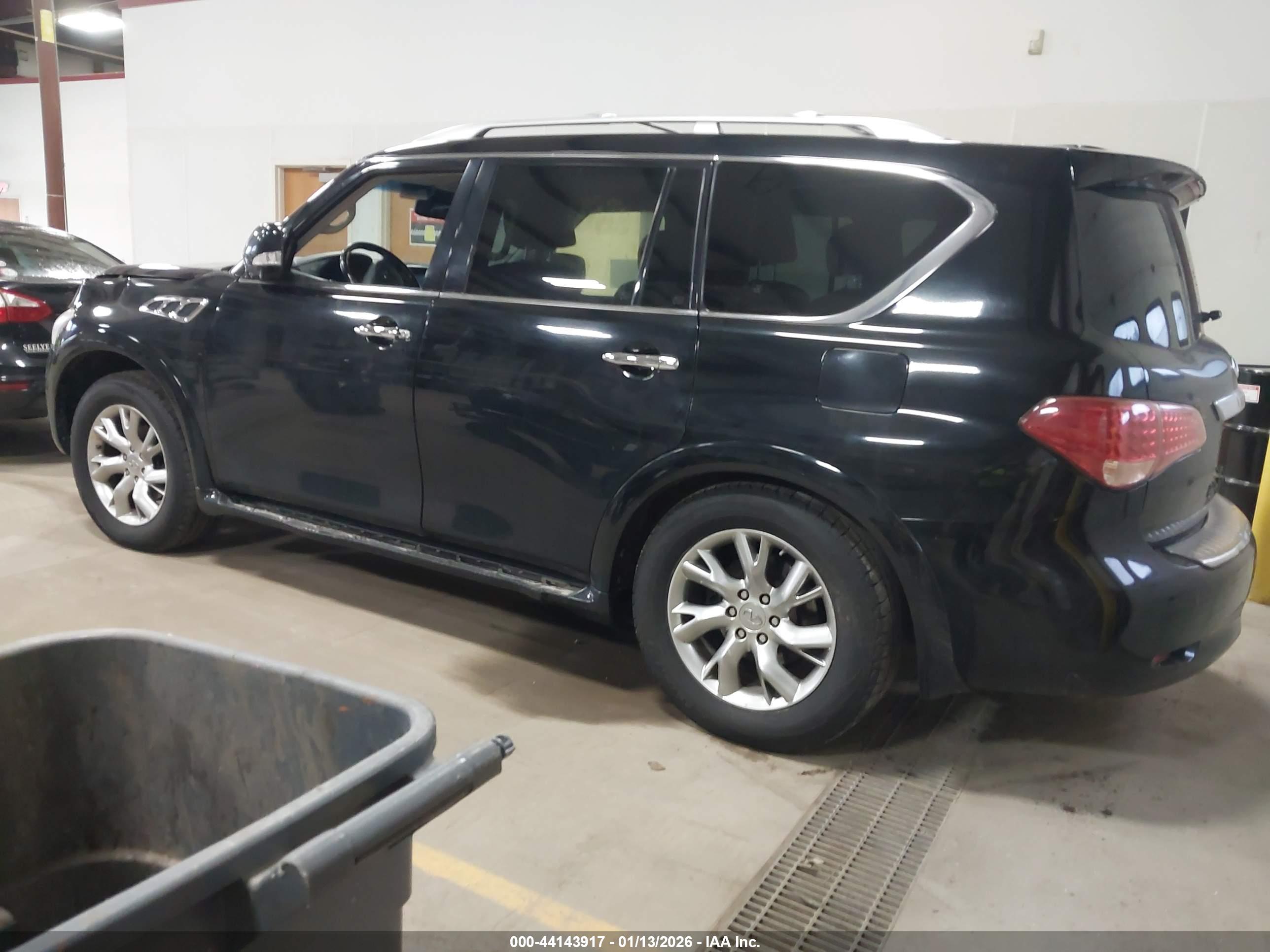 INFINITI QX56 image 3