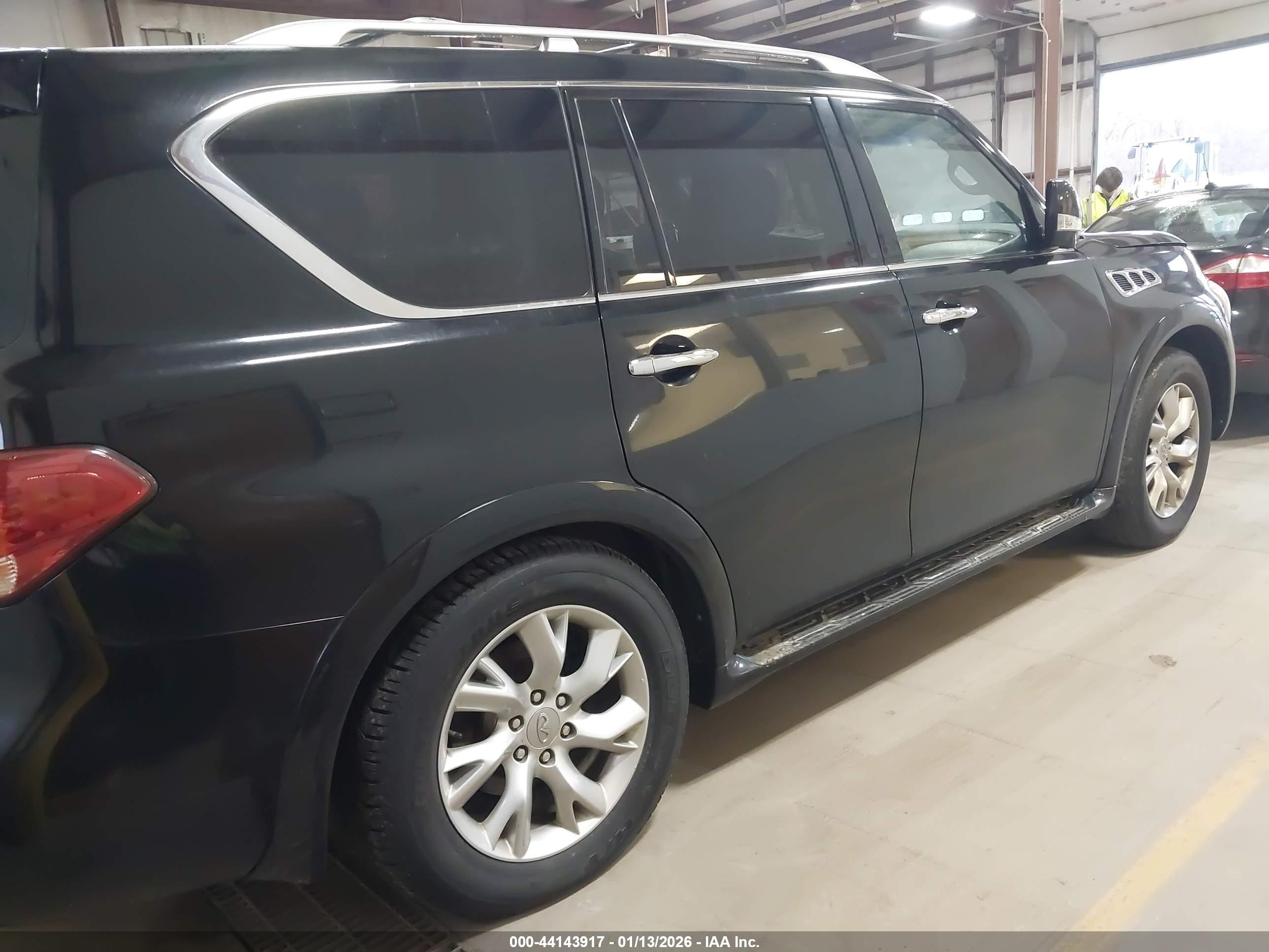 INFINITI QX56 image 4