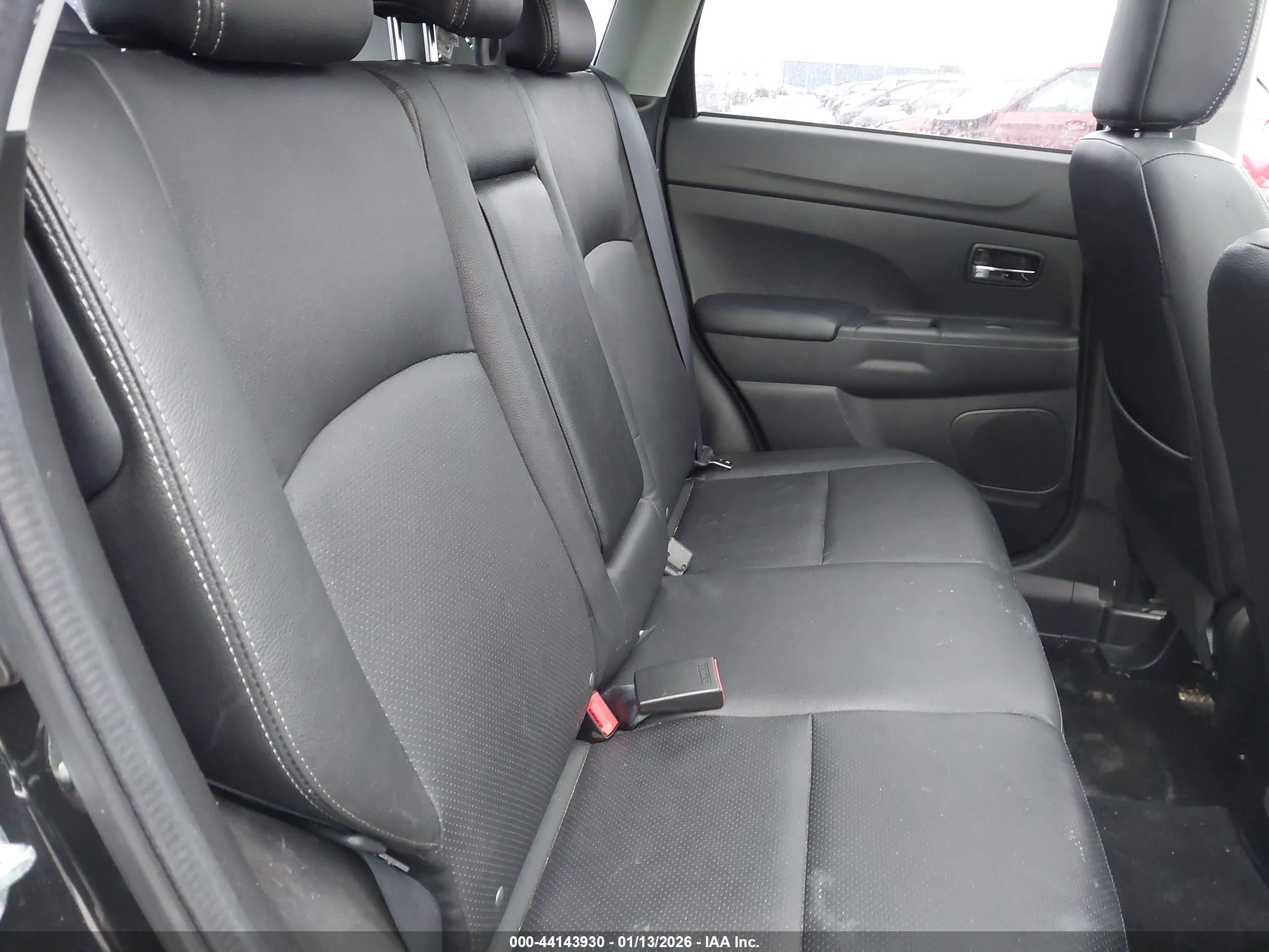 MITSUBISHI OUTLANDER image 8