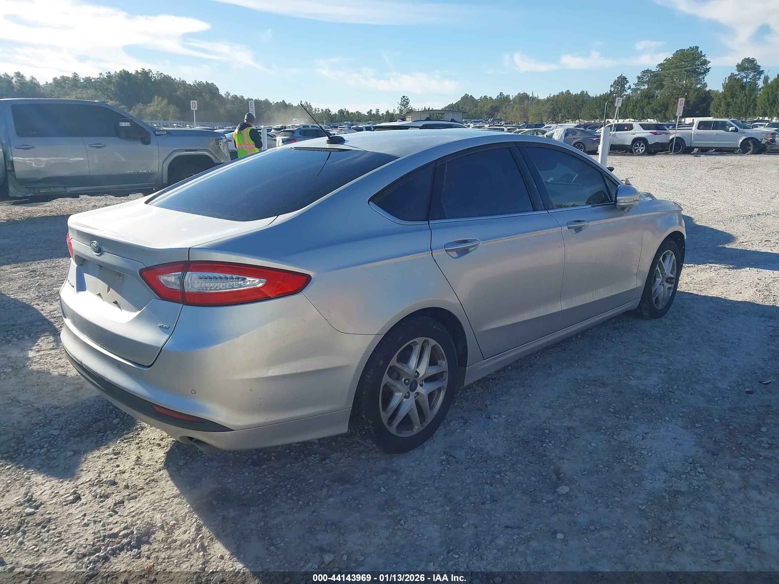 FORD FUSION image 4