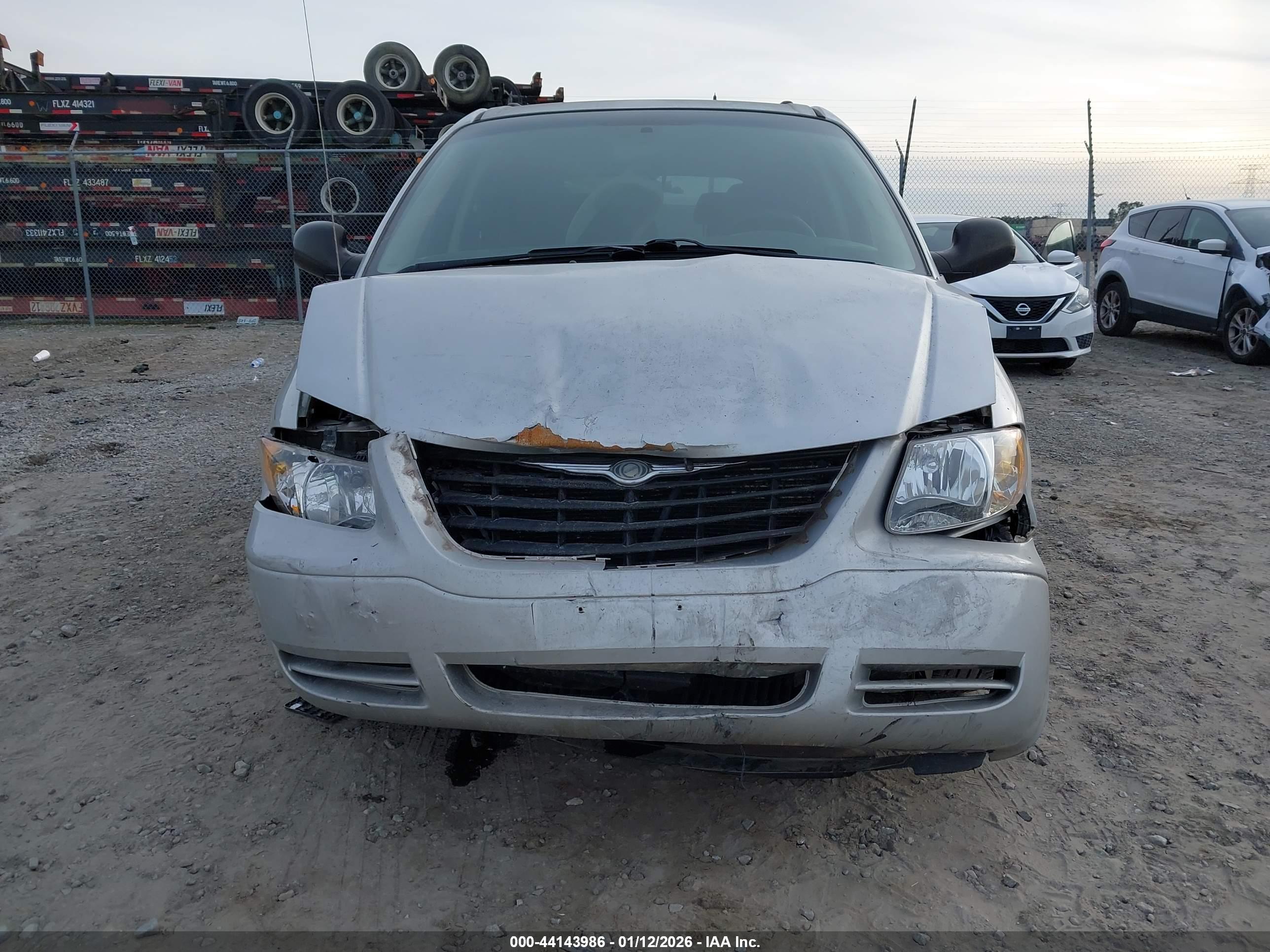 CHRYSLER TOWN image 6