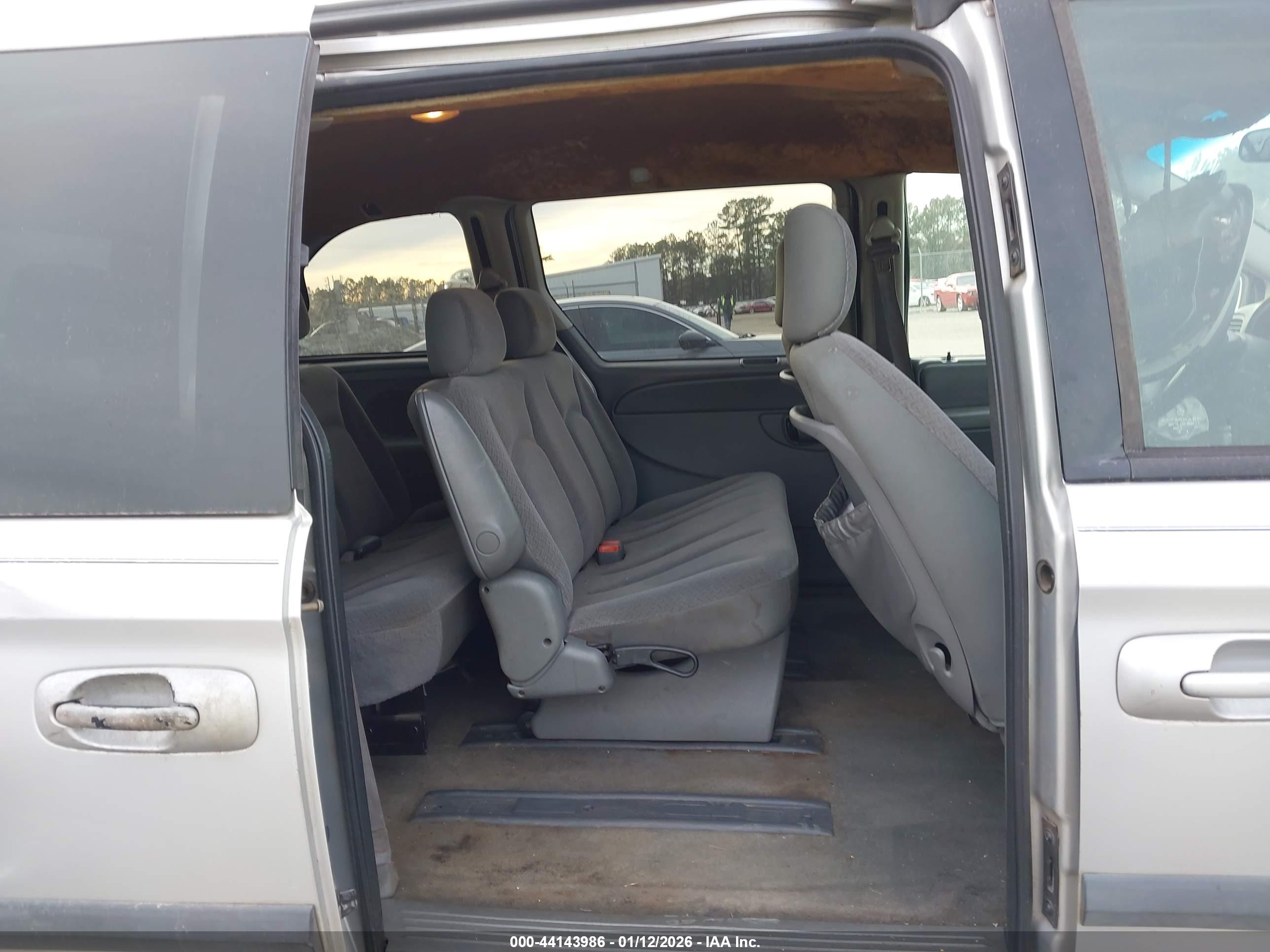 CHRYSLER TOWN image 8