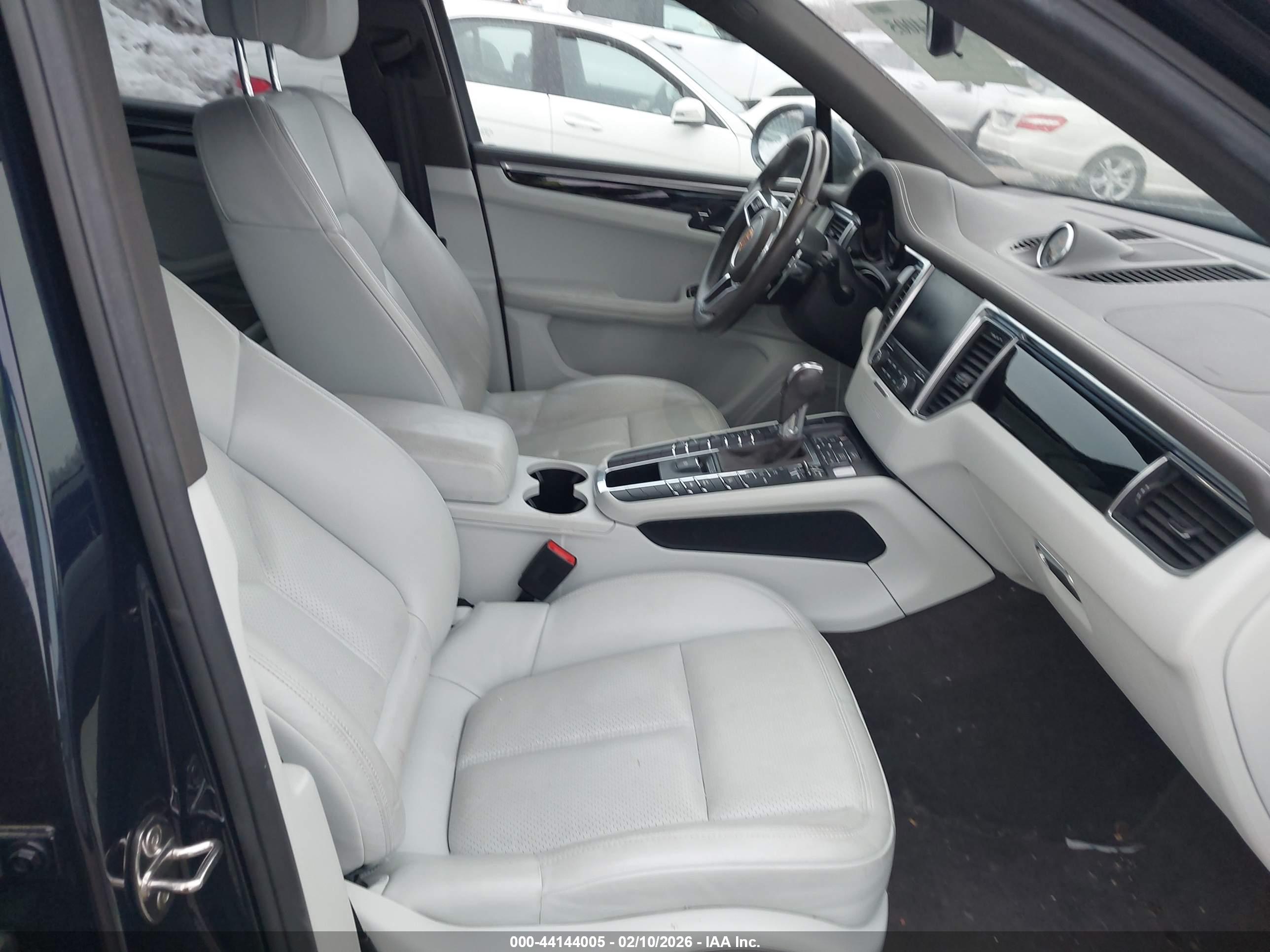 PORSCHE MACAN image 5