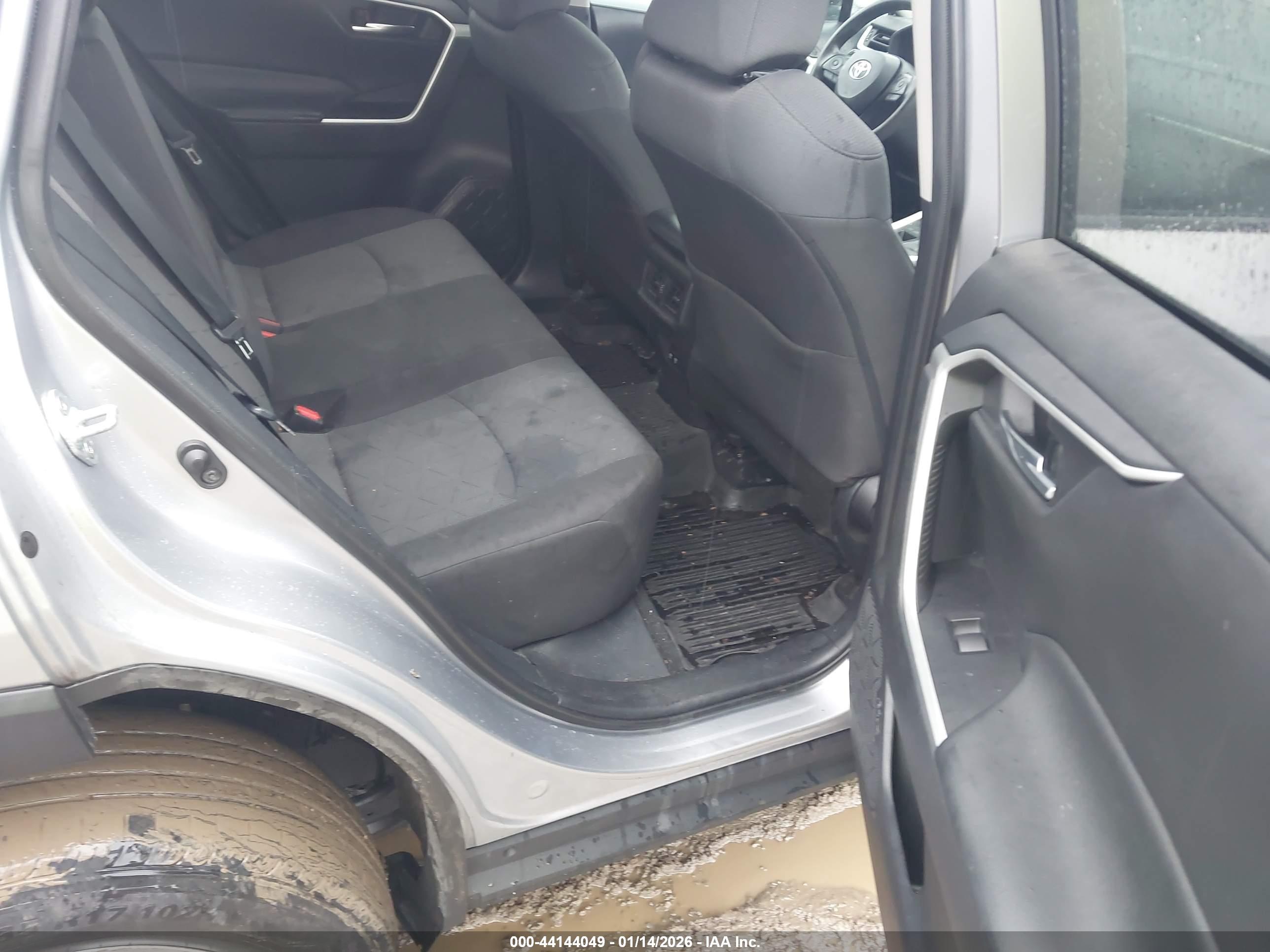 TOYOTA RAV4 image 8