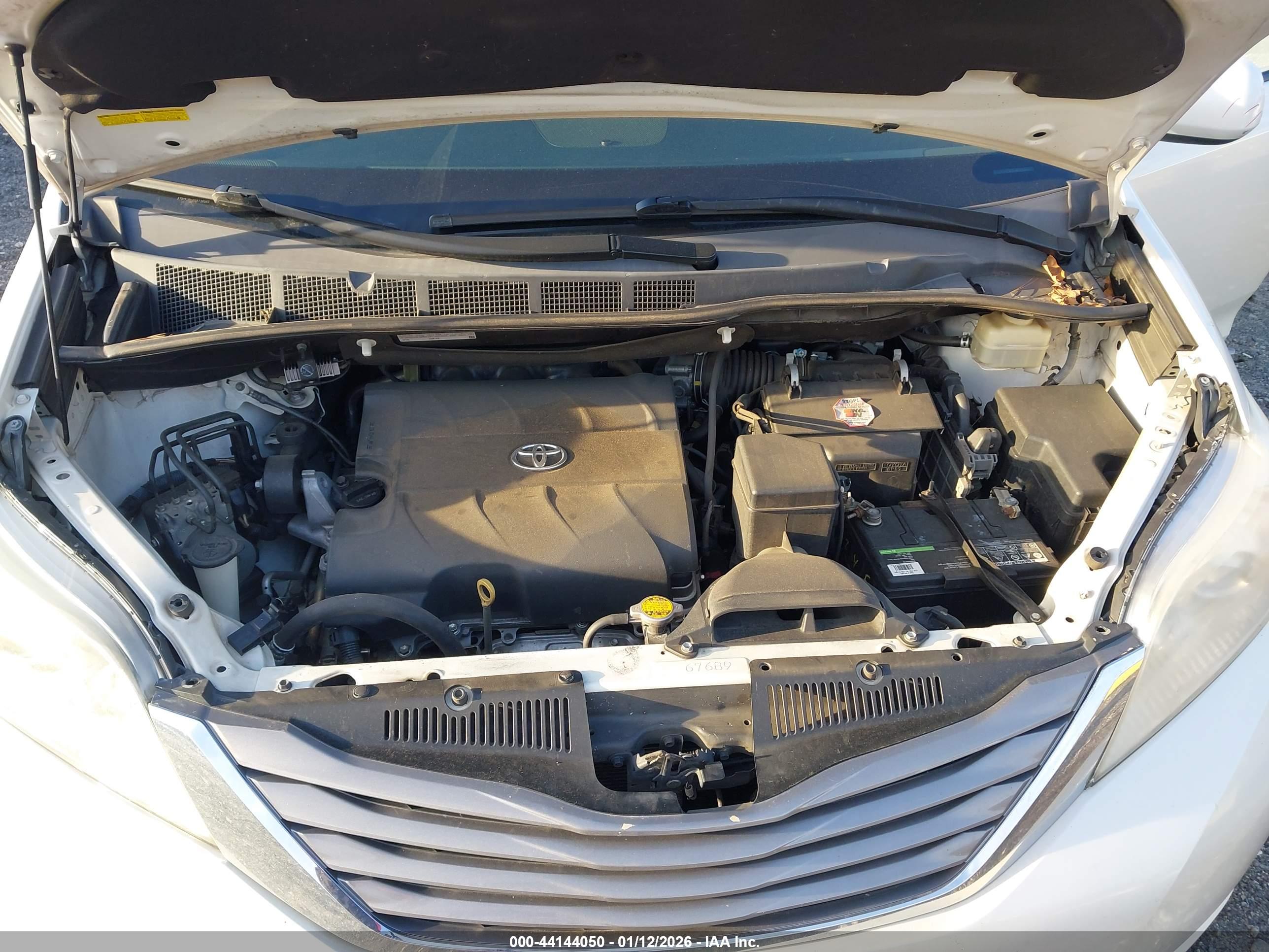 TOYOTA SIENNA image 10