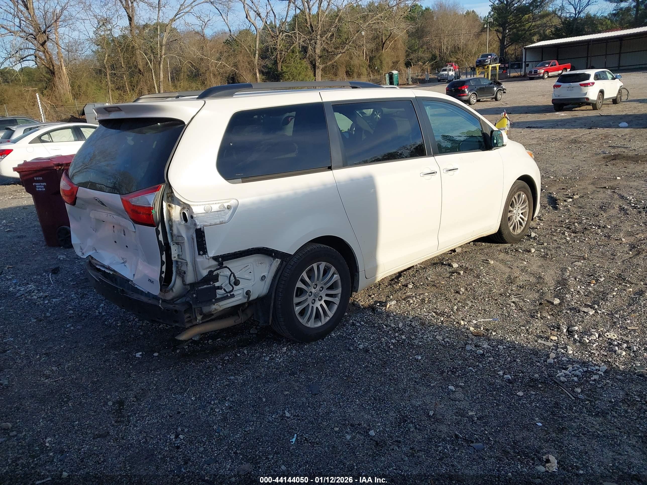 TOYOTA SIENNA image 4