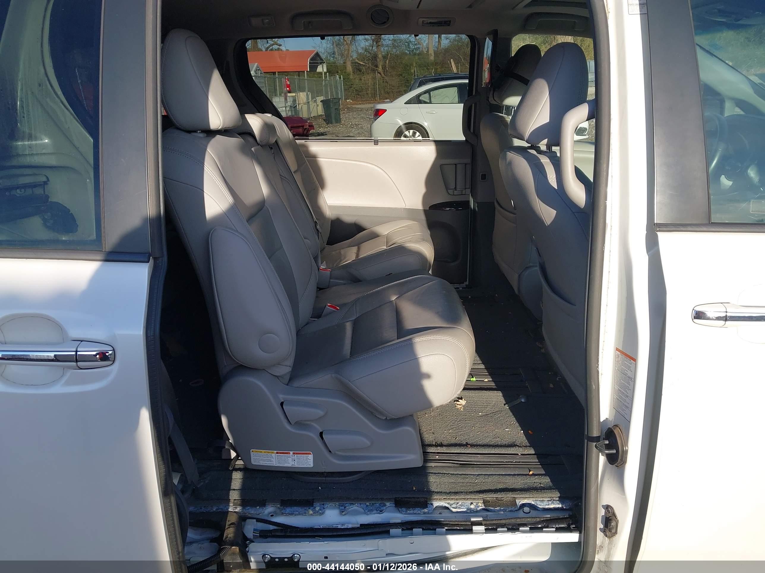 TOYOTA SIENNA image 8