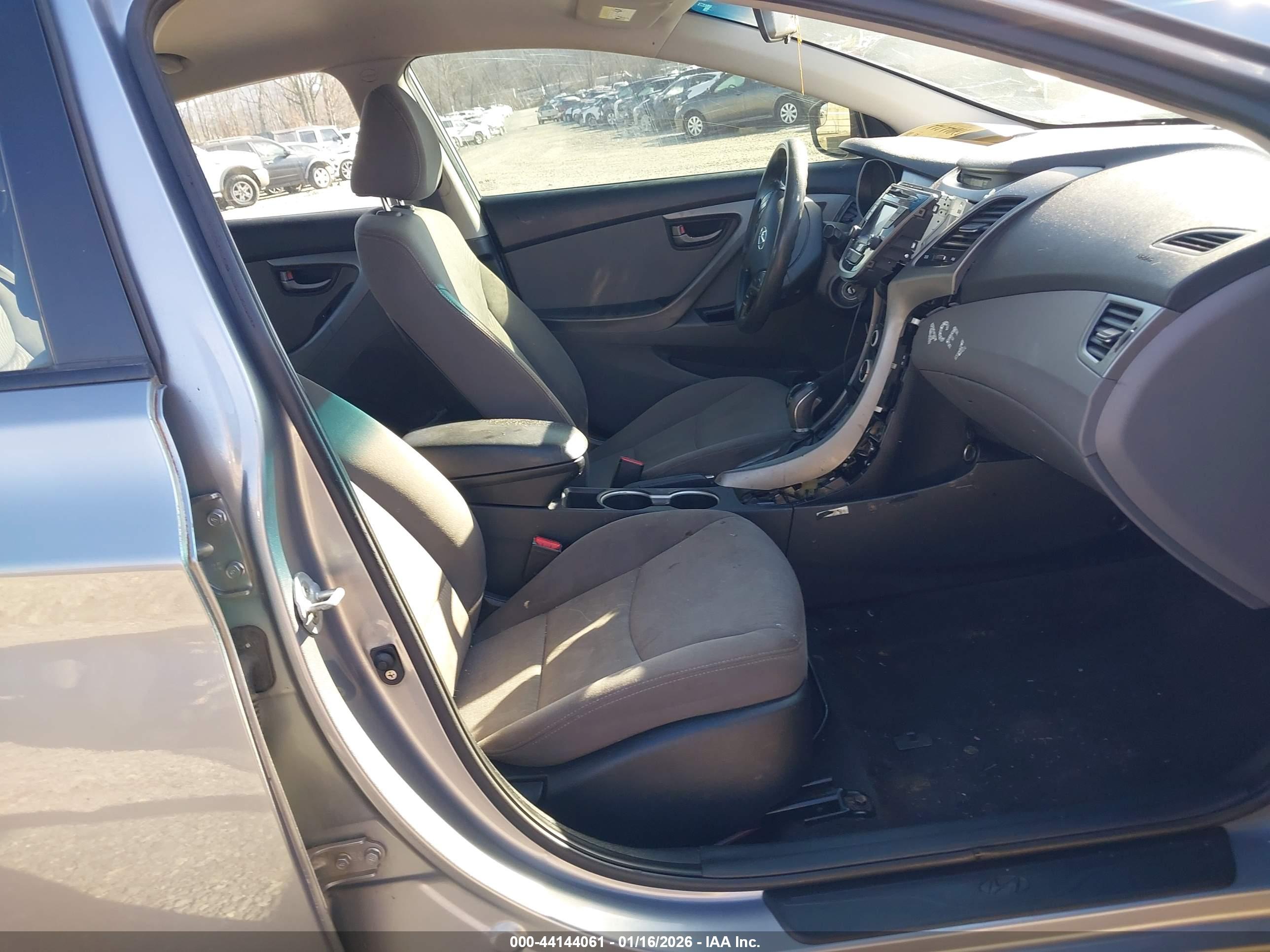 HYUNDAI ELANTRA image 5