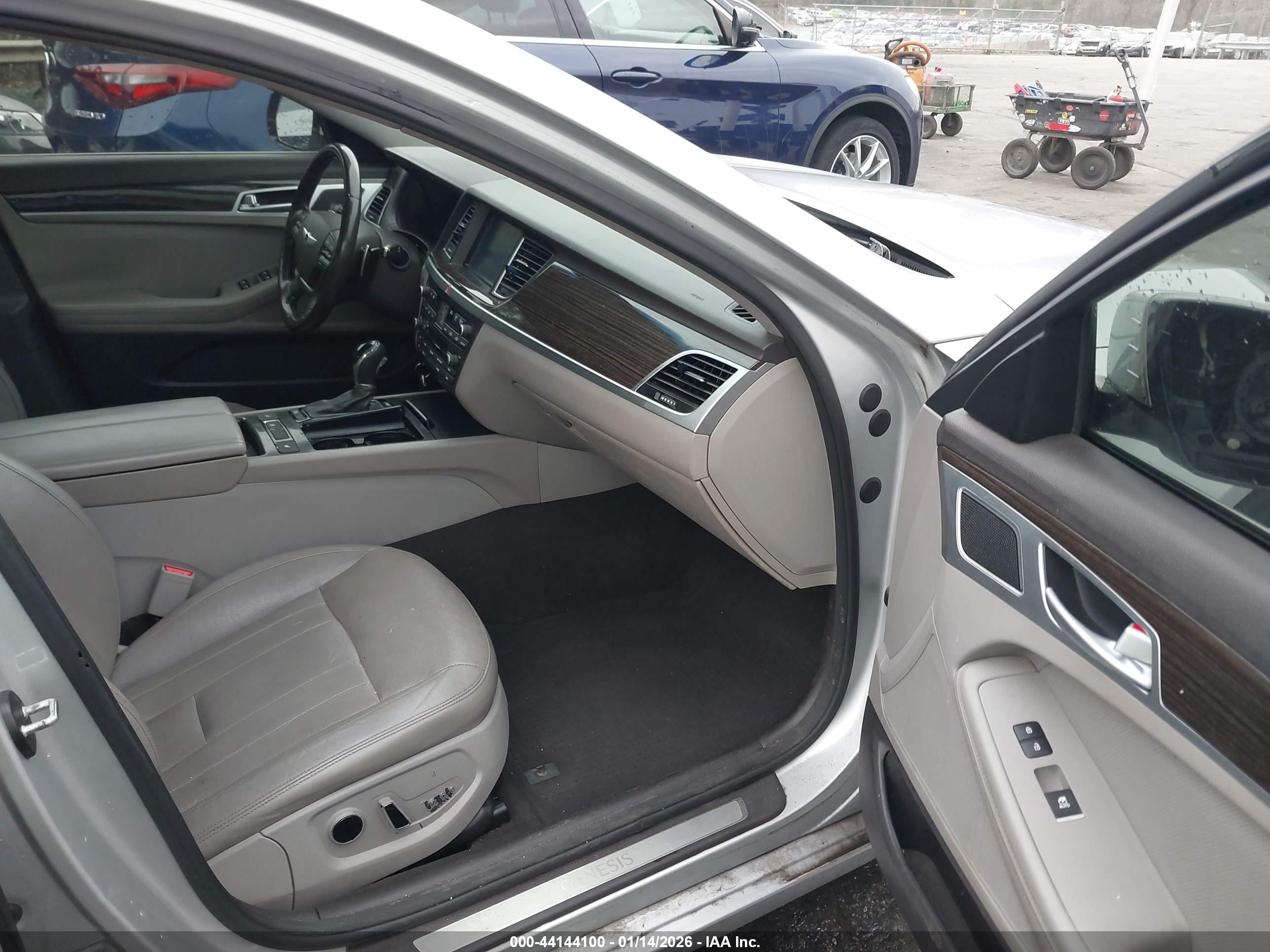 HYUNDAI GENESIS image 5