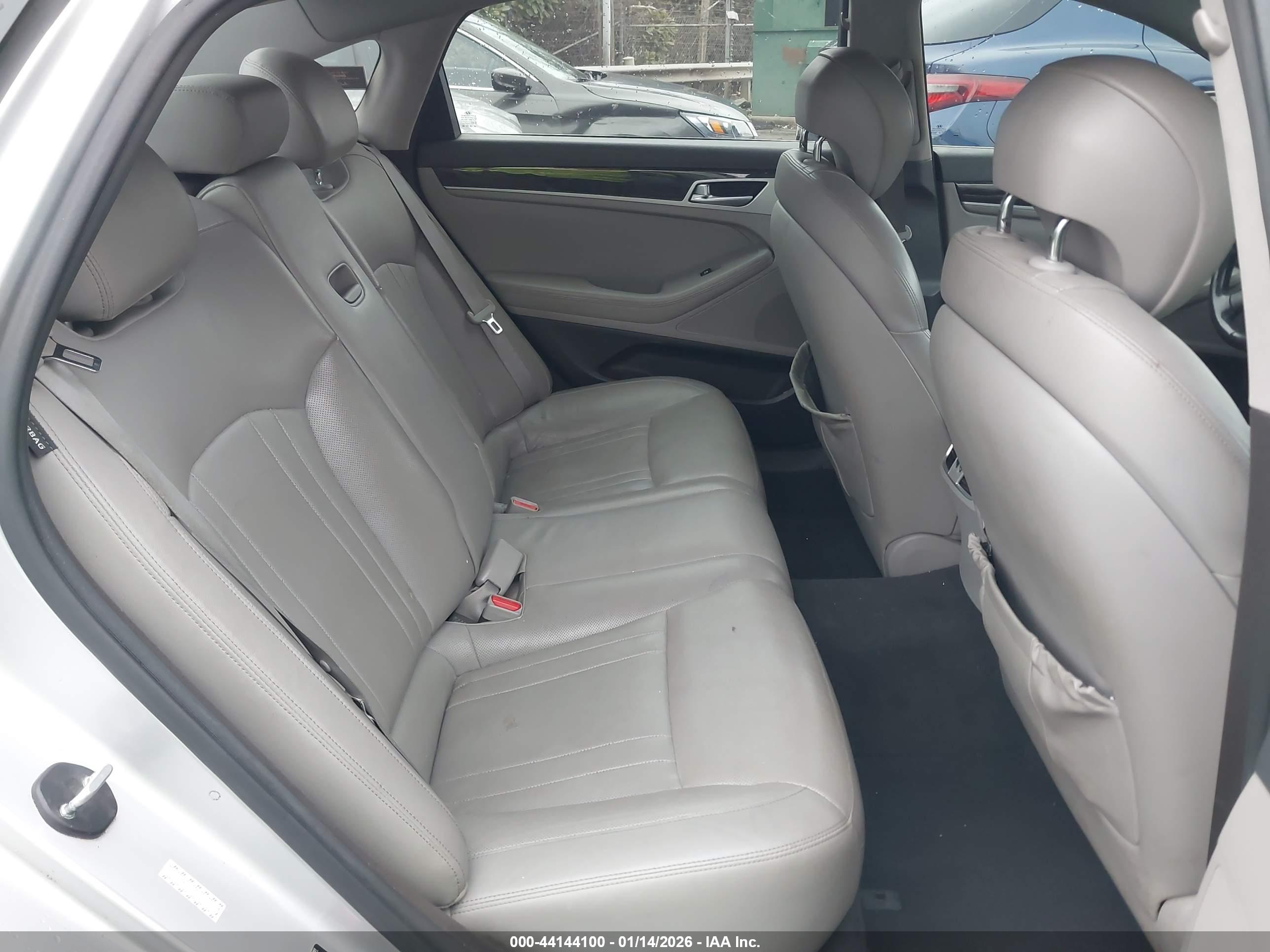 HYUNDAI GENESIS image 8