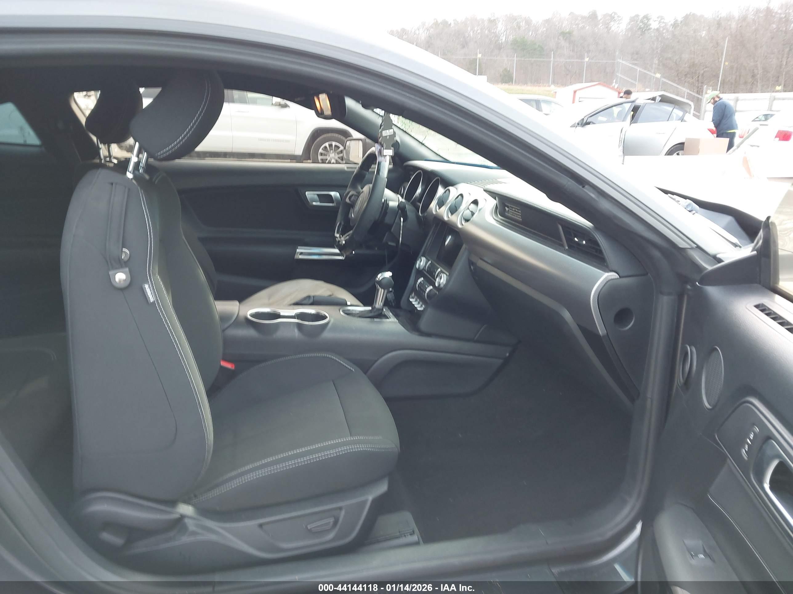 FORD MUSTANG image 5