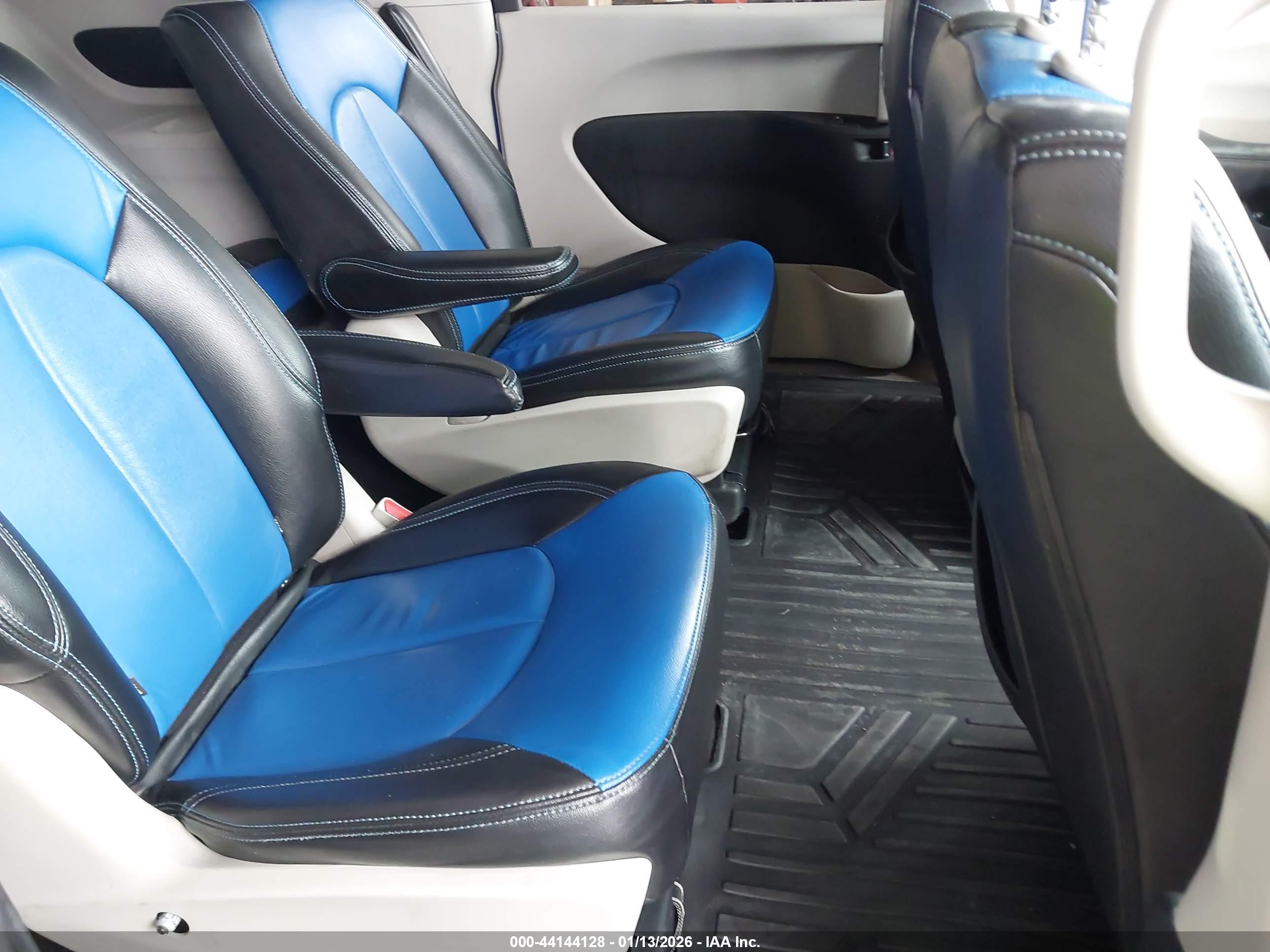 CHRYSLER PACIFICA image 8